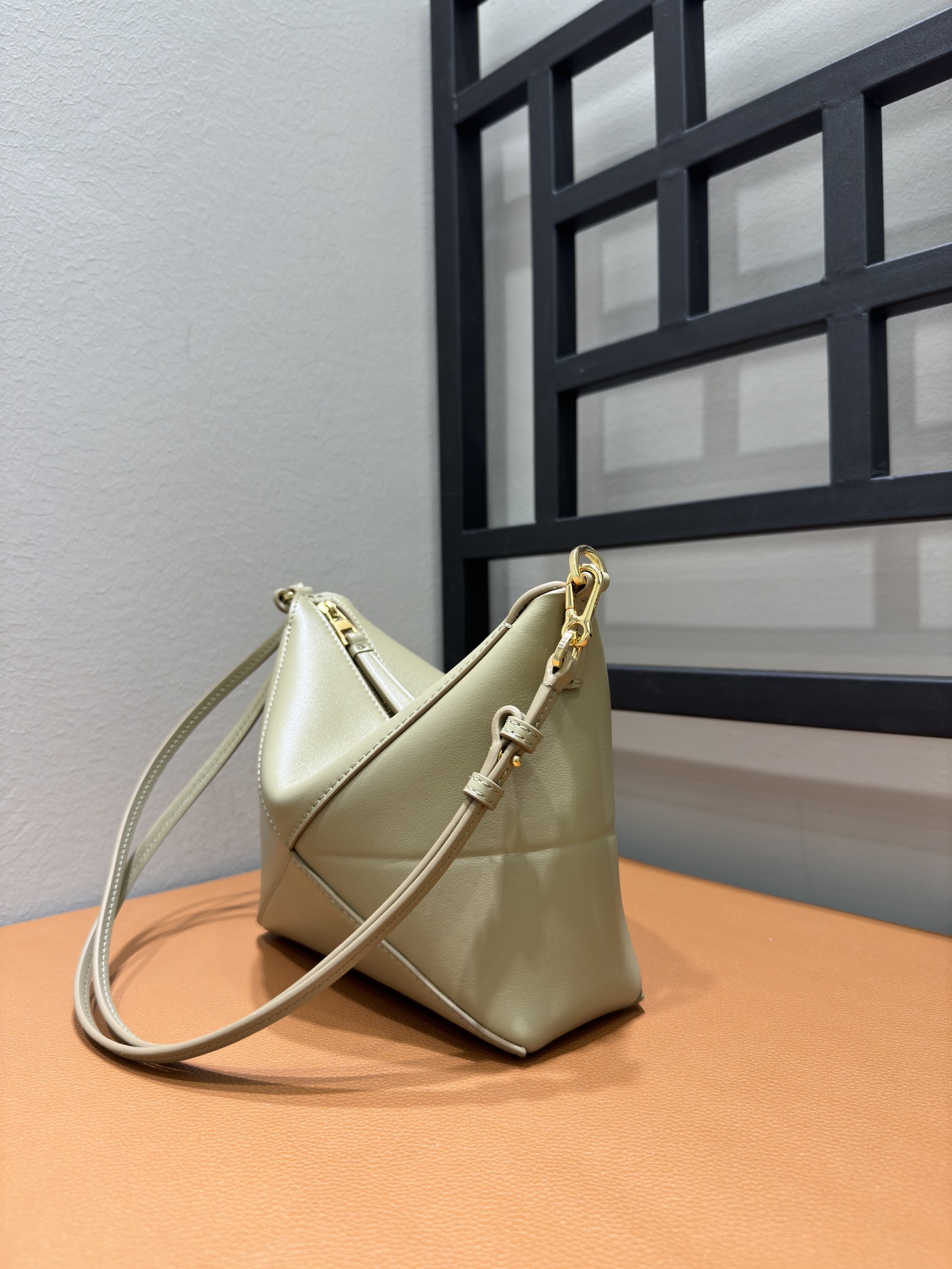 触り心地が良い loewe バッグ偽物 レザー 本革 柔らかい 大容量 斜め掛けバッグ 66005 グレイ_3