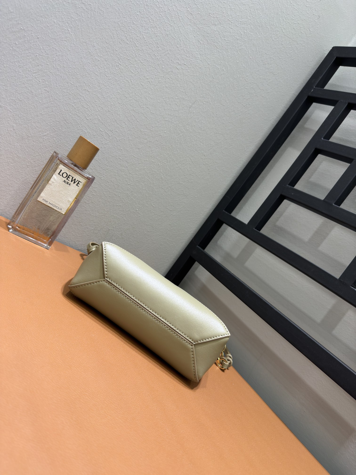 触り心地が良い loewe バッグ偽物 レザー 本革 柔らかい 大容量 斜め掛けバッグ 66005 グレイ_6