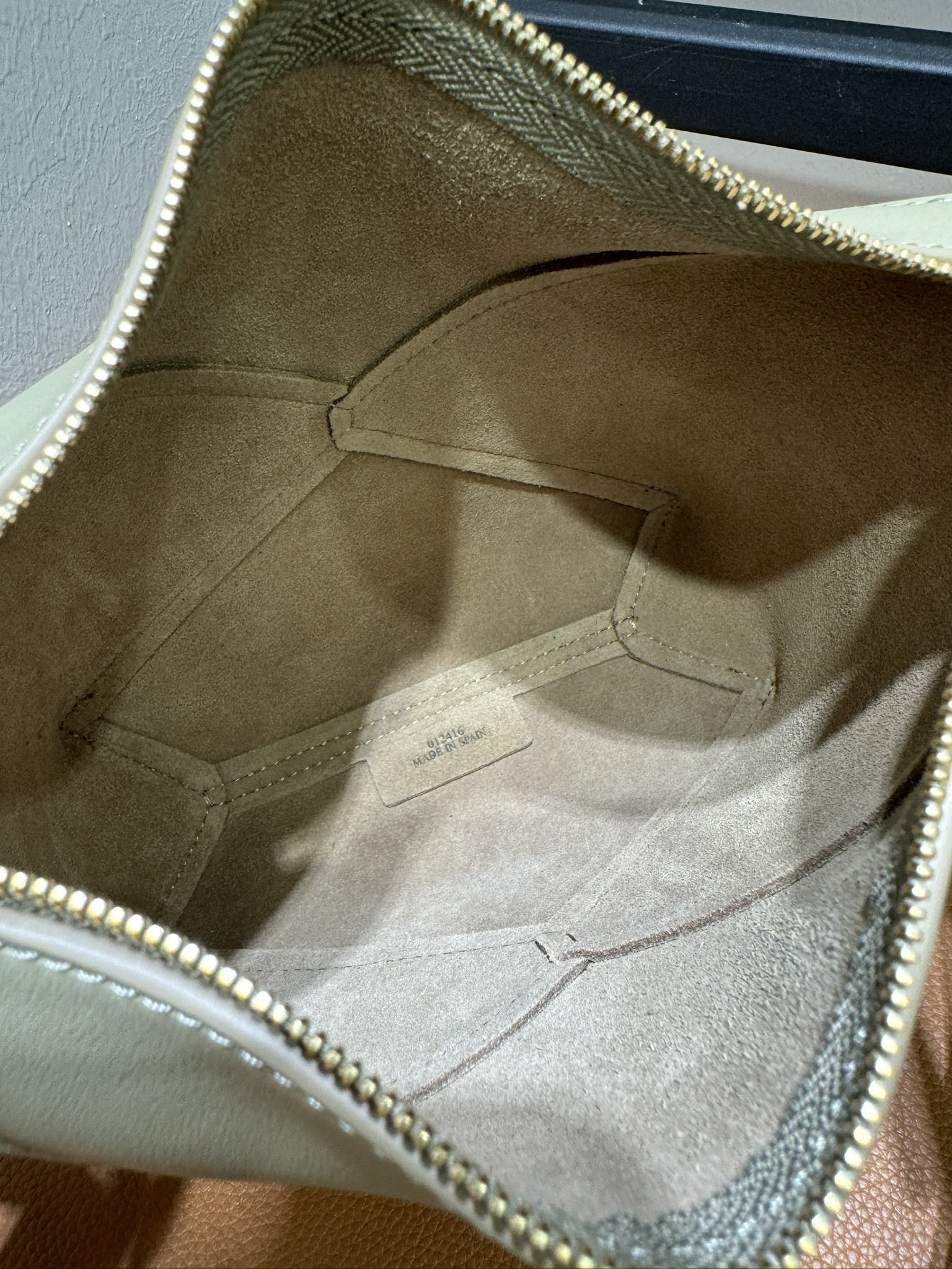 触り心地が良い loewe バッグ偽物 レザー 本革 柔らかい 大容量 斜め掛けバッグ 66005 グレイ_7
