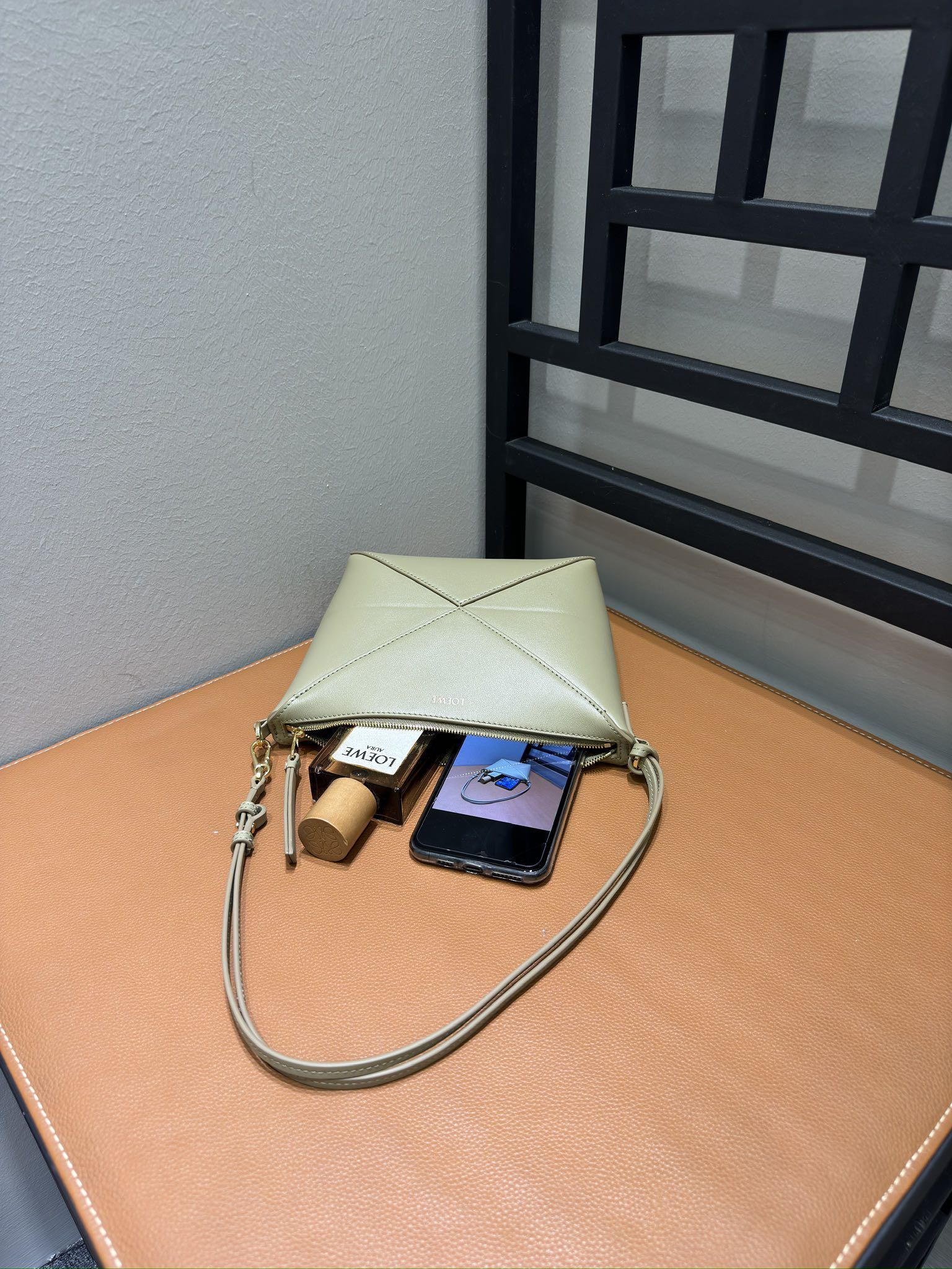 触り心地が良い loewe バッグ偽物 レザー 本革 柔らかい 大容量 斜め掛けバッグ 66005 グレイ_8