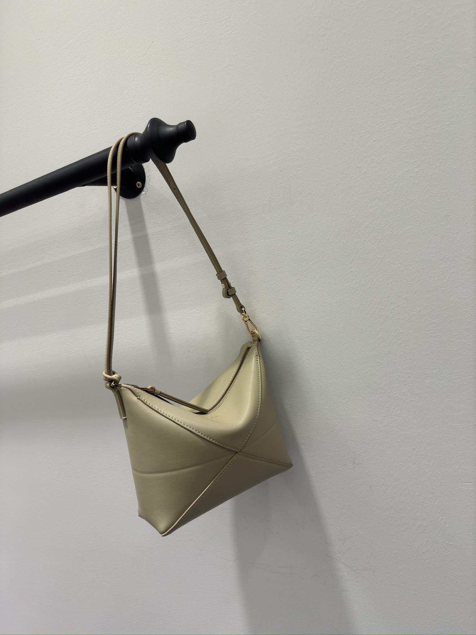 触り心地が良い loewe バッグ偽物 レザー 本革 柔らかい 大容量 斜め掛けバッグ 66005 グレイ_9