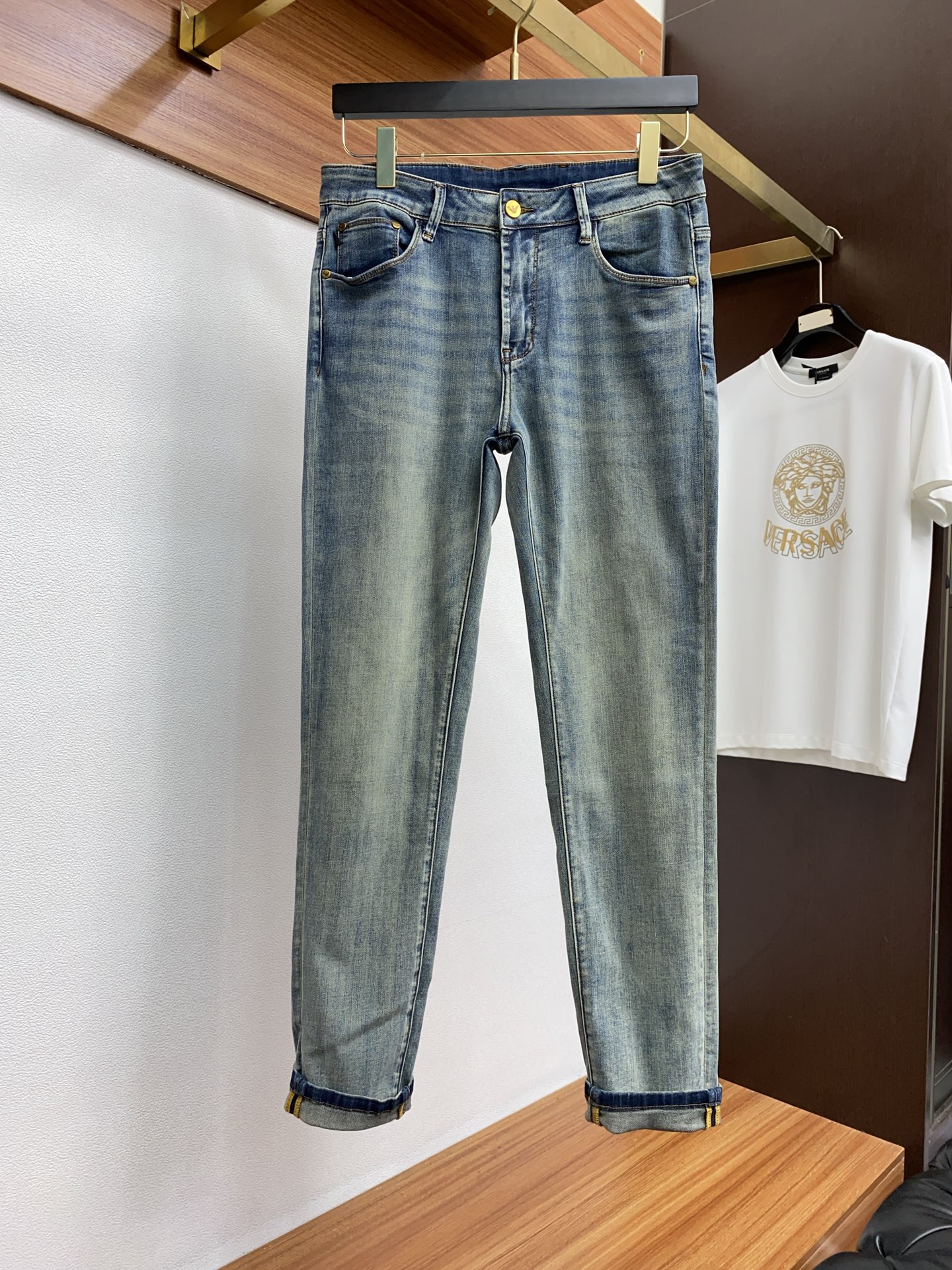 超激得の新品 アルマーニジーンズとはスーパーコピー デニム素材 カジュアルズボン ファッション感 ブルー_1