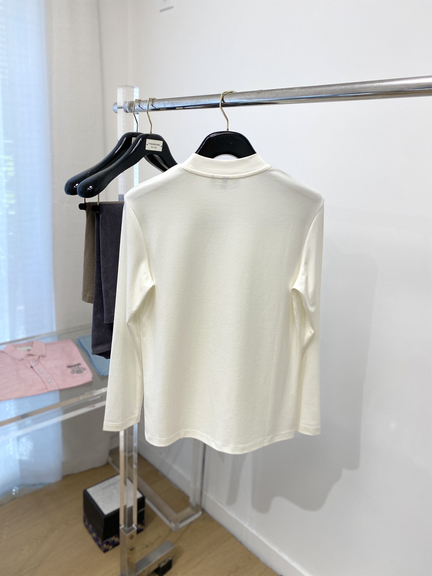 最新の2025年 アルマーニtシャツ値段偽物 ロゴ刺繍 純綿 長袖トップス シンプル 柔らかい ホワイト_2