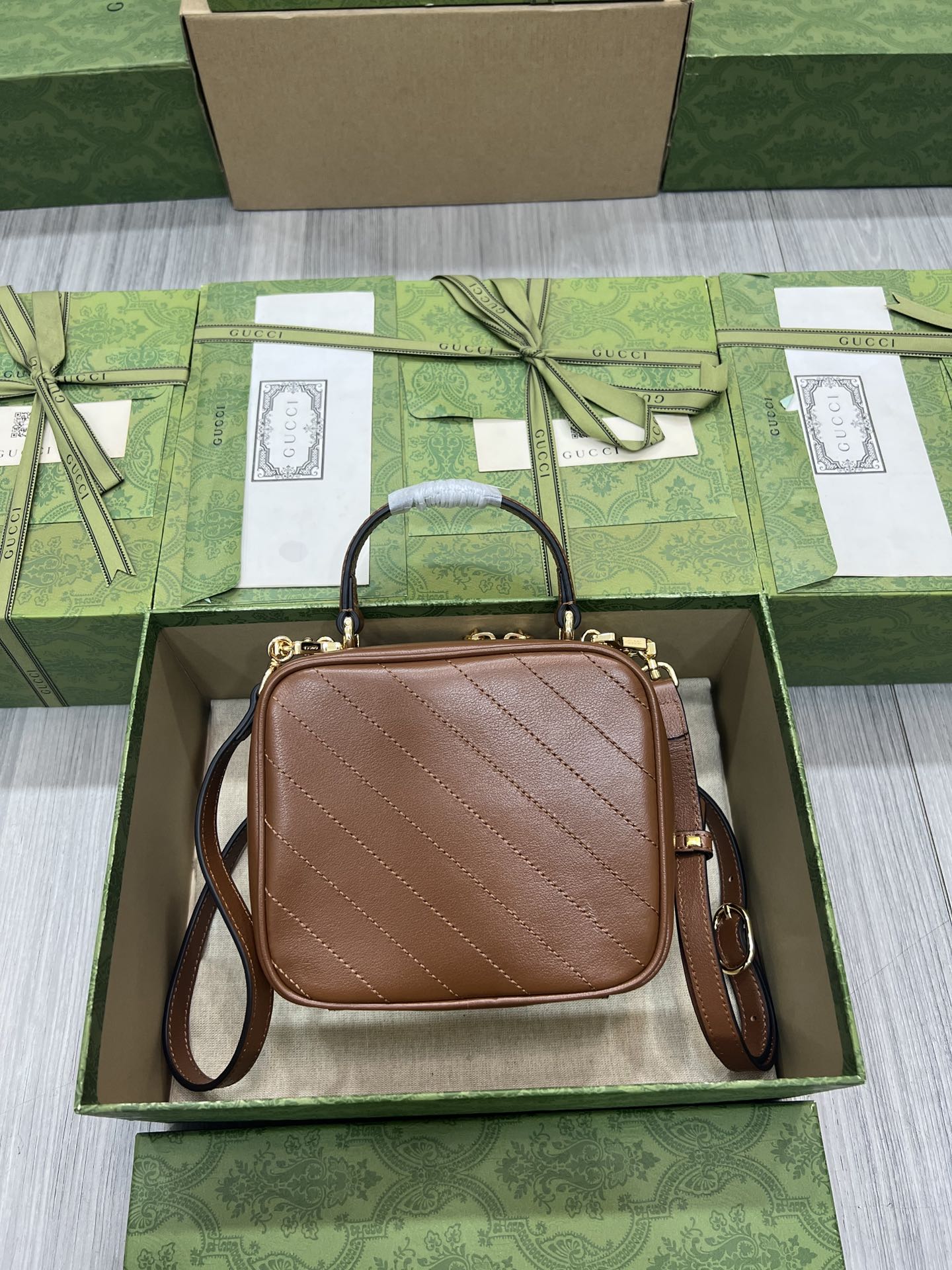 gucci リュックスーパーコピー 斜め掛けバッグ 牛革 レザー ハンドバッグ 744434 シンプル ブラウン_2