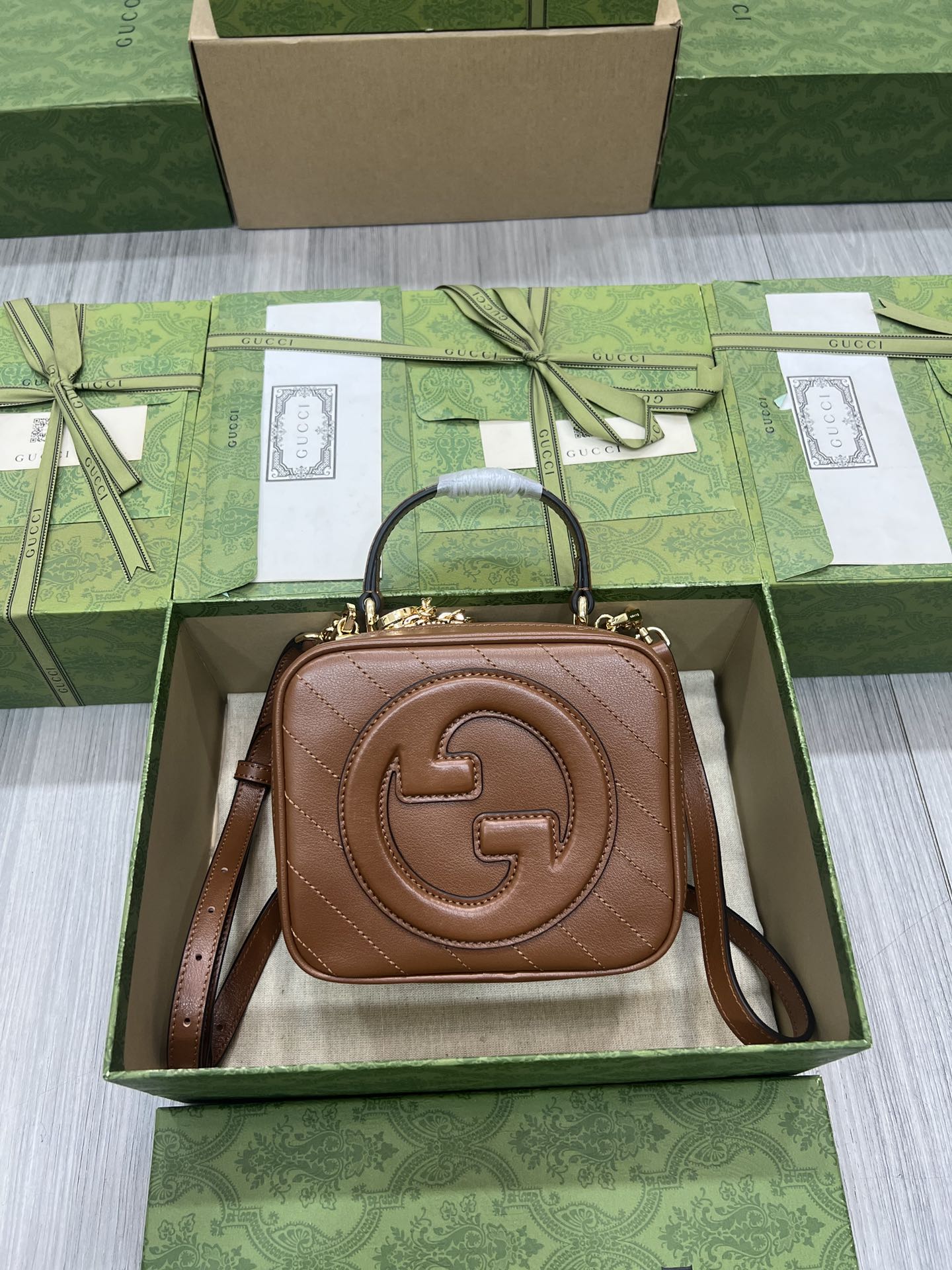 gucci リュックスーパーコピー 斜め掛けバッグ 牛革 レザー ハンドバッグ 744434 シンプル ブラウン_3