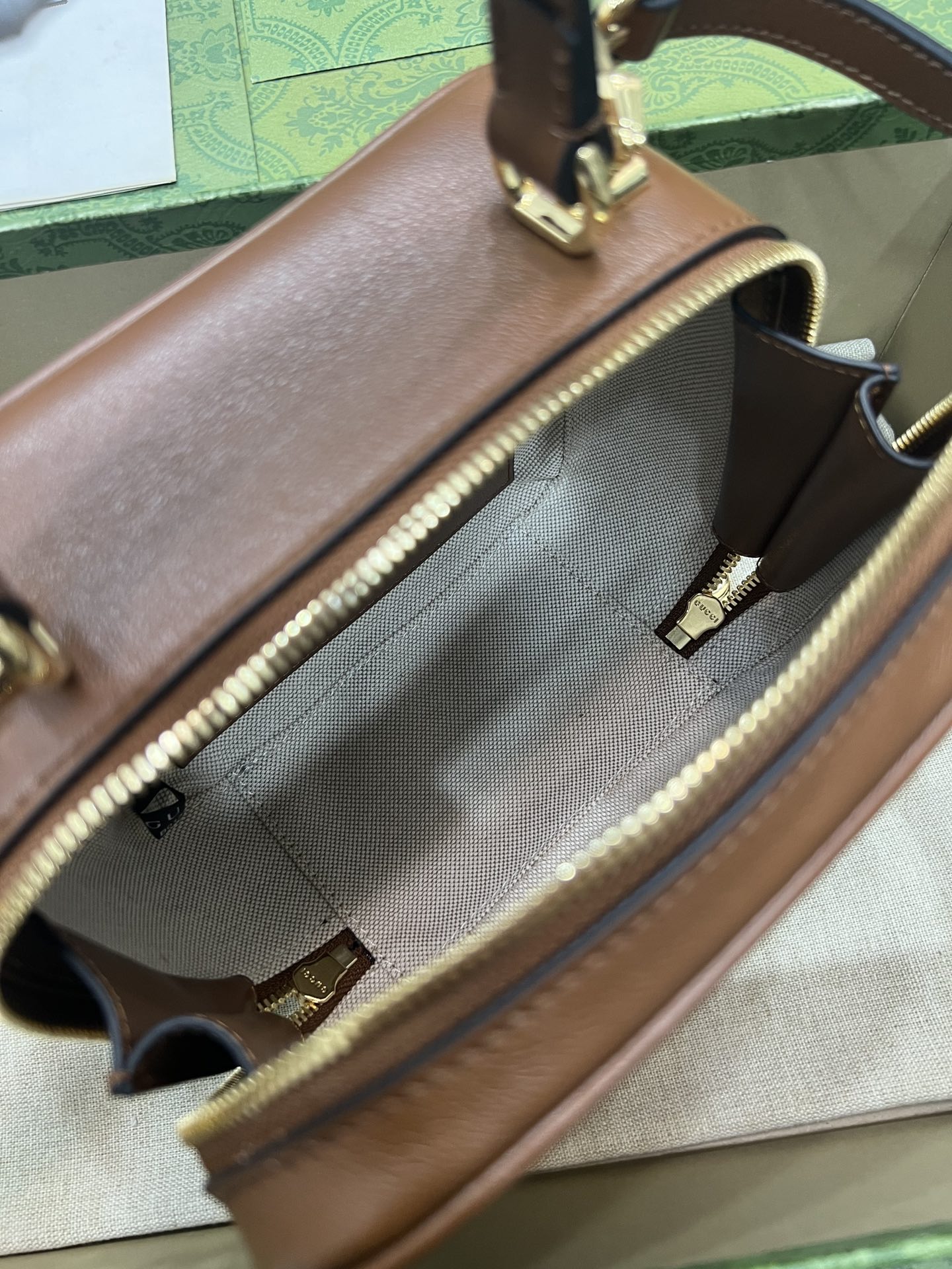 gucci リュックスーパーコピー 斜め掛けバッグ 牛革 レザー ハンドバッグ 744434 シンプル ブラウン_4