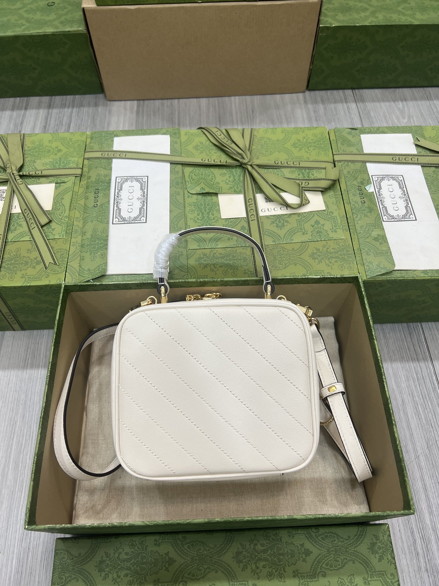 gucci トート バッグ偽物 斜め掛けバッグ 牛革 レザー ハンドバッグ 744434 シンプル ホワイト_6