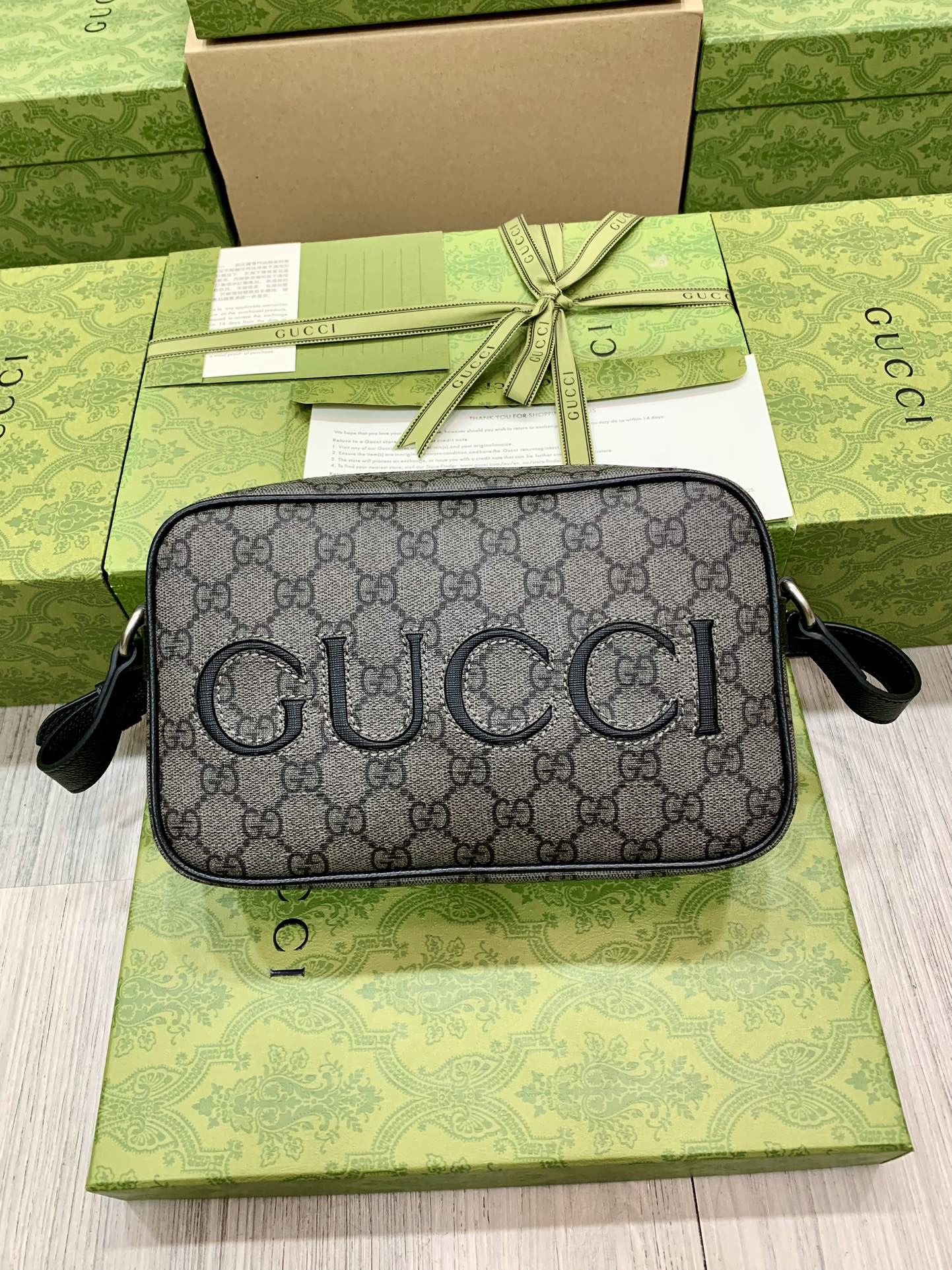 人気流行品 グッチ メンズ バッグスーパーコピー 斜め掛けバッグ 牛革 レザー 768391 花柄 ブラック_1