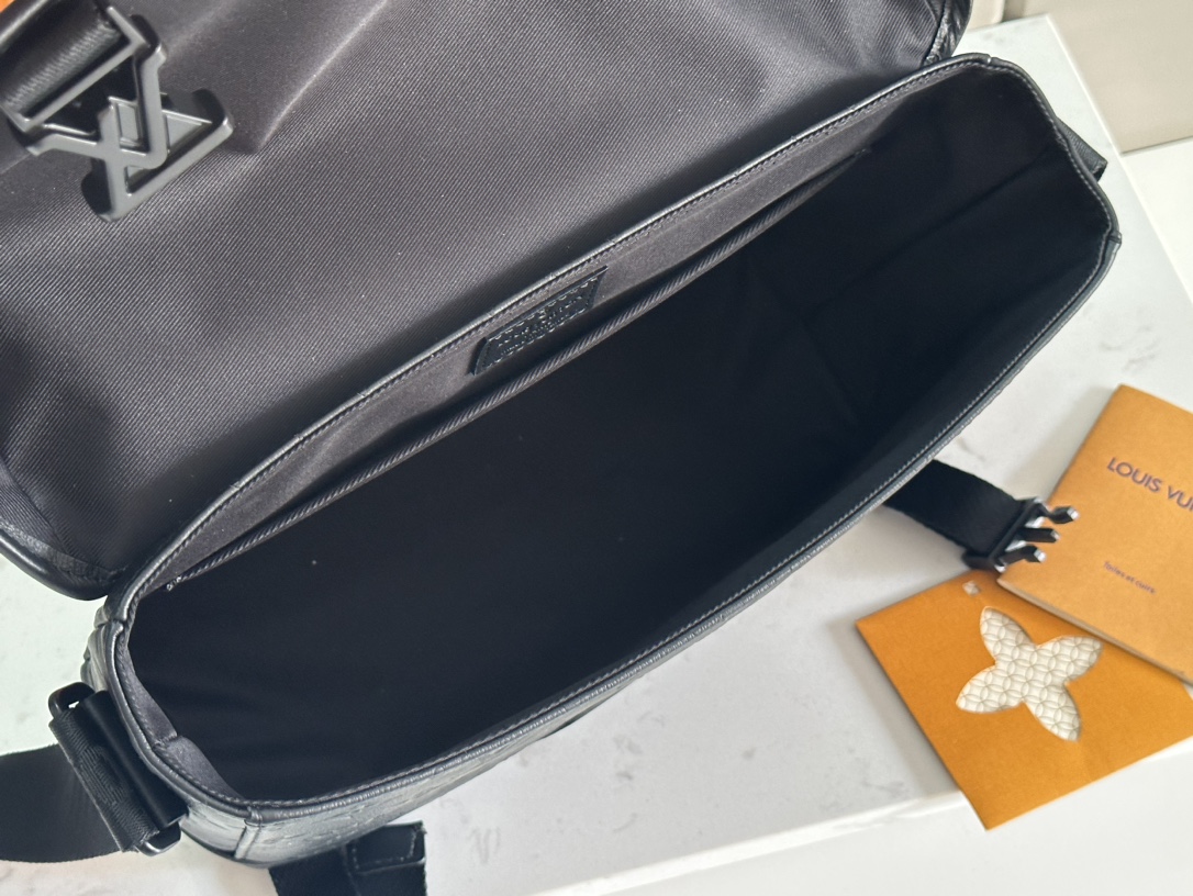 ルイヴィトンバッグコピー メンズ 斜め掛けバッグ 牛革 M25121 調整可 ビジネス ブラック_5