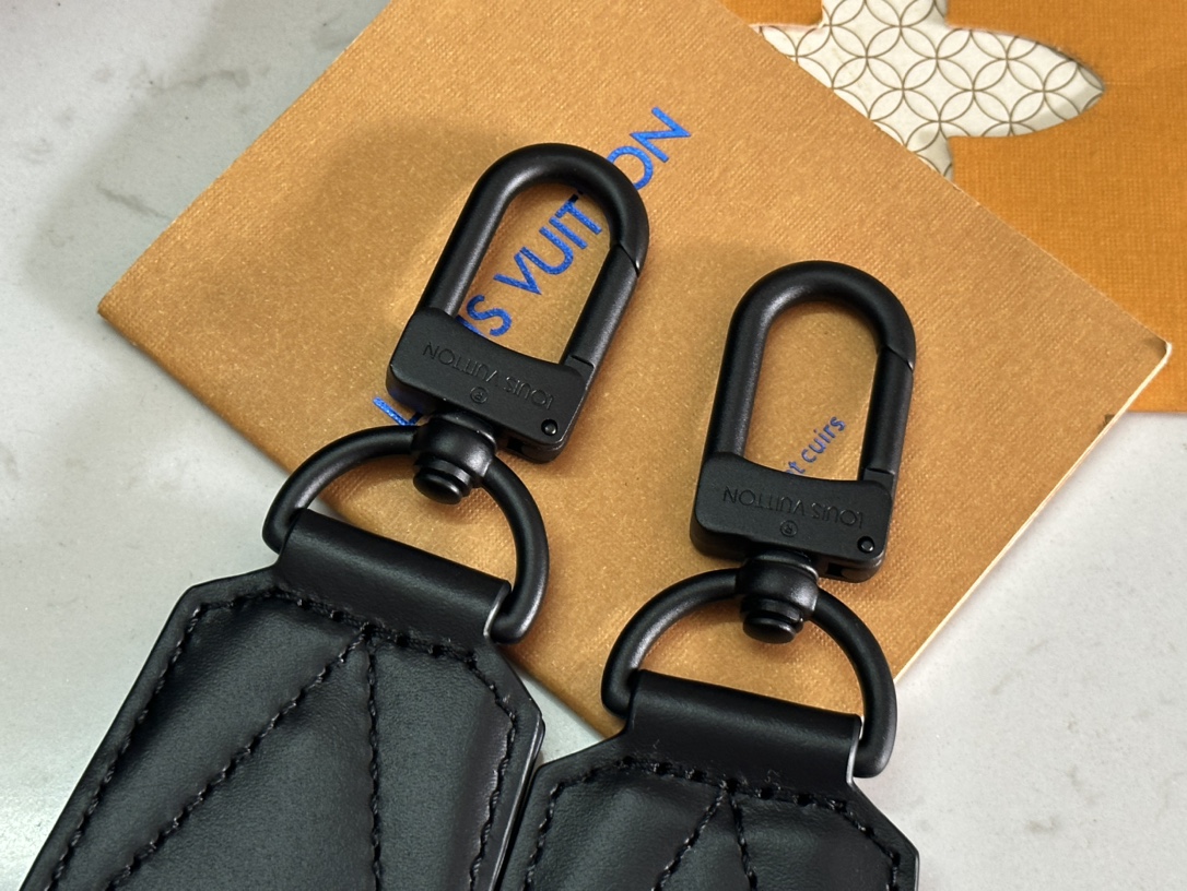 ルイヴィトンバッグ 赤スーパーコピー シンプル 牛革 レザー 斜め掛けバッグ ビジネス M24769 ブラック_5