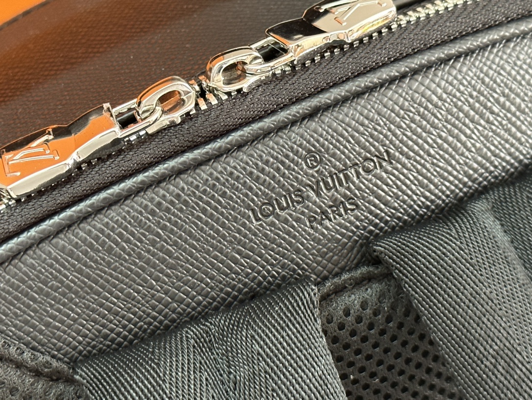 2025年のお買い得品 LVヴィトン バッグ 色移りコピー シンプル 牛革 レザー バックパック M30977 ブラック_5