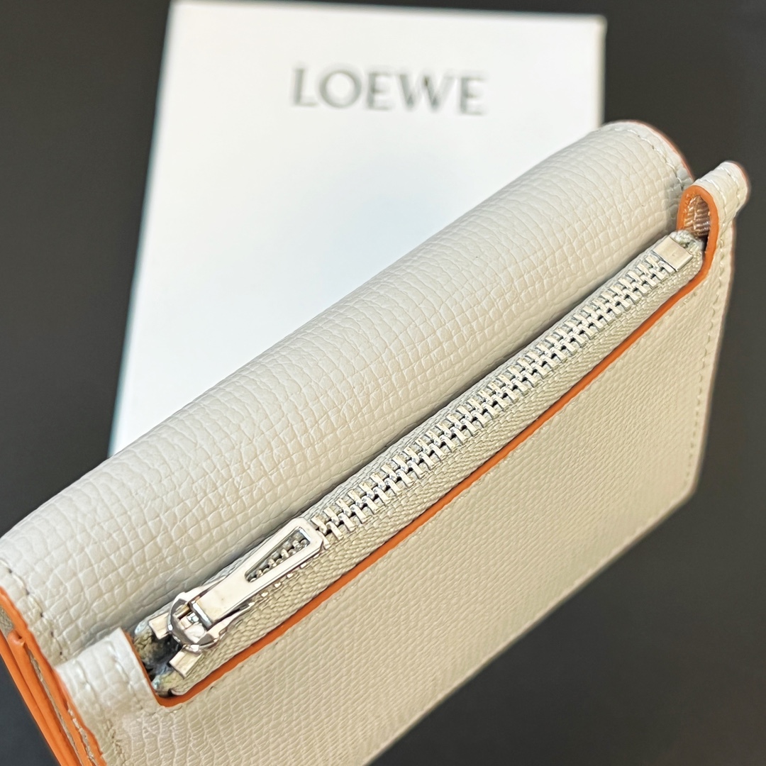 ロエベ財布 レディーススーパーコピー 斜め掛けバッグ ミニ  軽量 便利 レザー 牛革 チェーンバッグ ホワイト_6