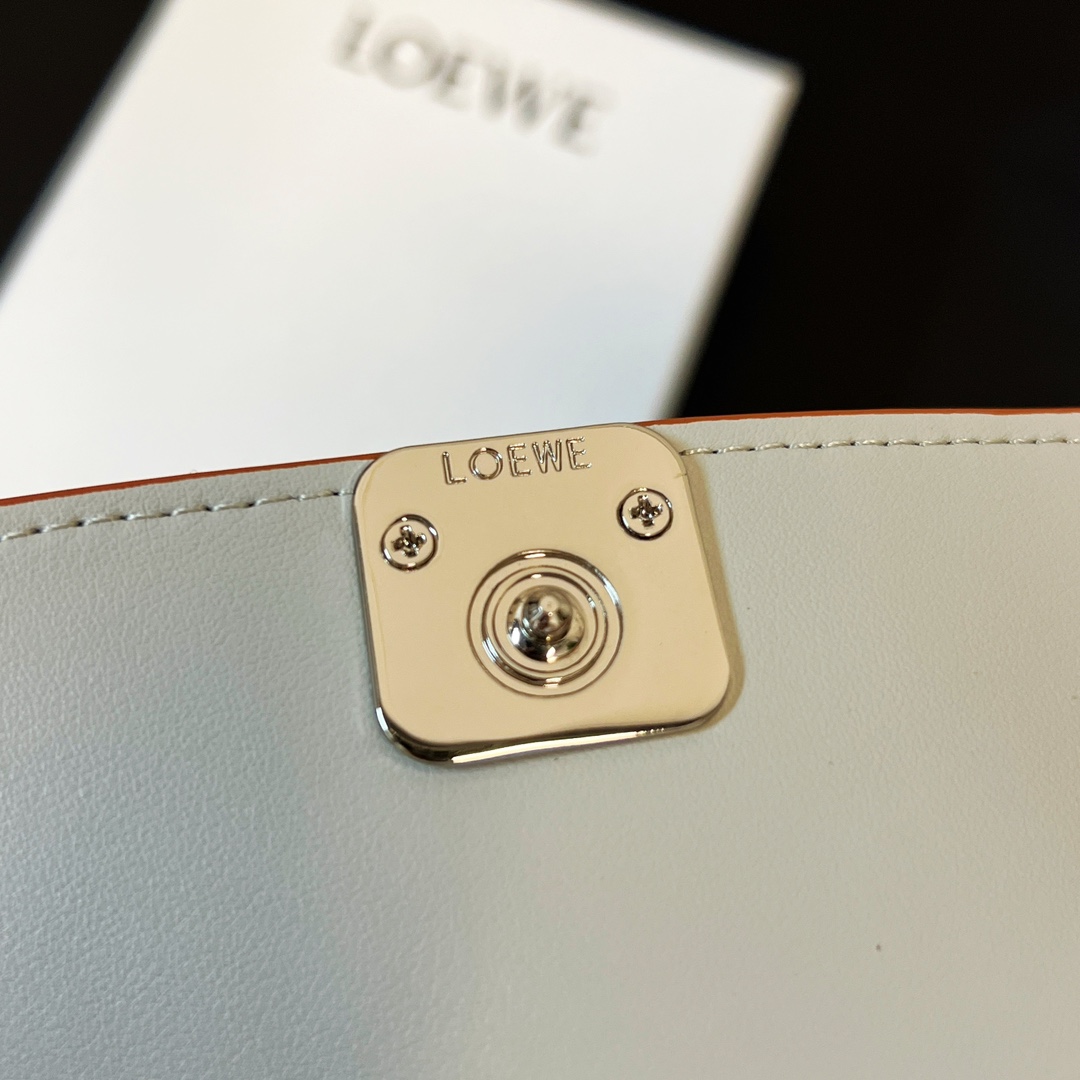ロエベ財布 レディーススーパーコピー 斜め掛けバッグ ミニ  軽量 便利 レザー 牛革 チェーンバッグ ホワイト_9