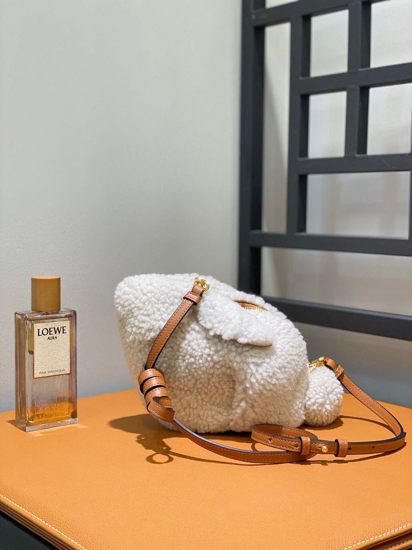 可愛い loewe バッグ激安通販 レザー 牛革 モフモフウサギバッグ 斜め掛けバッグ 66016 ホワイト_1
