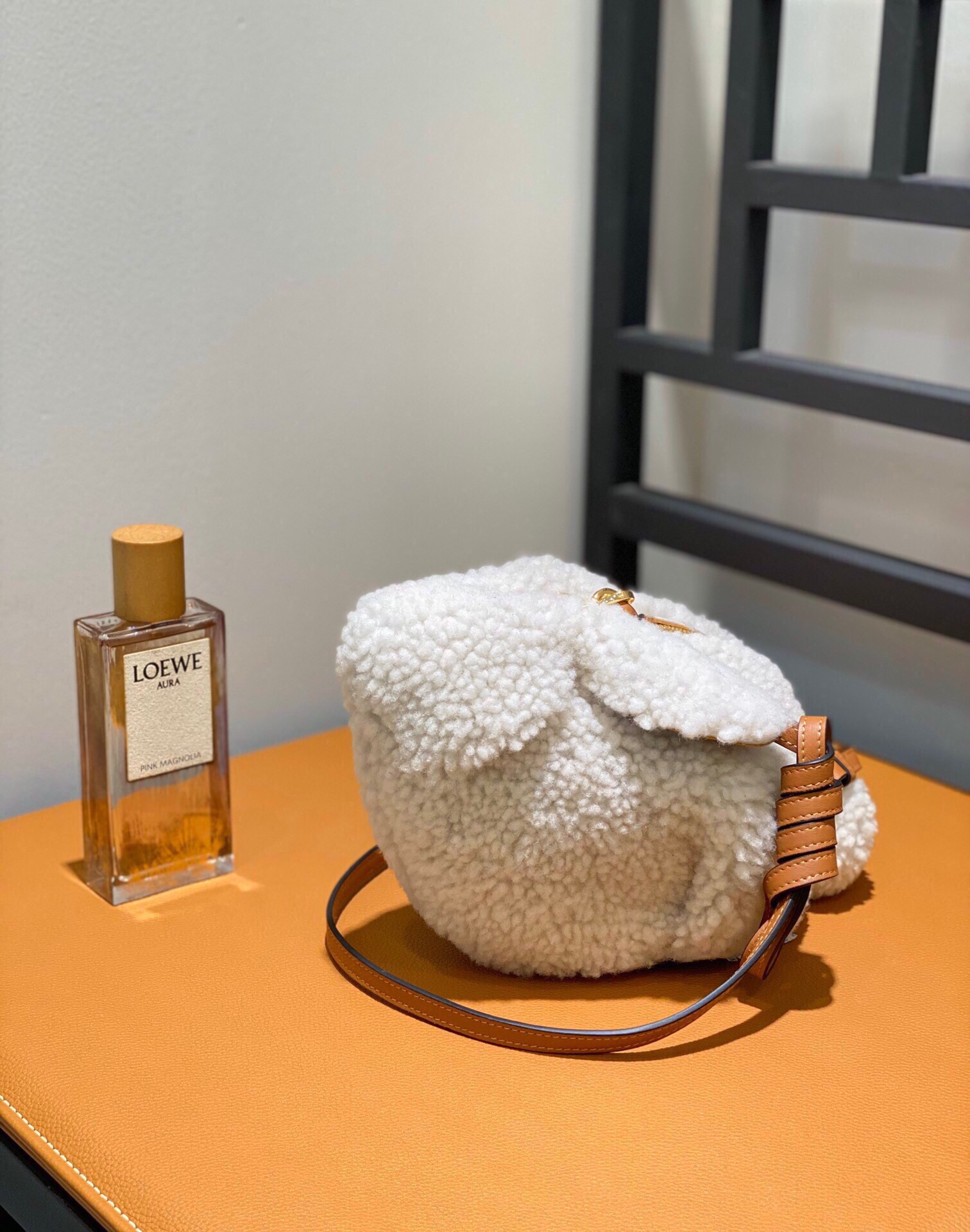 可愛い loewe バッグ激安通販 レザー 牛革 モフモフウサギバッグ 斜め掛けバッグ 66016 ホワイト_3