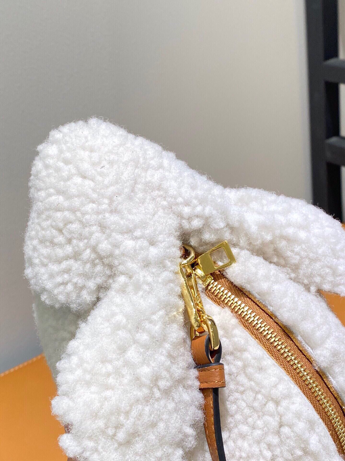 可愛い loewe バッグ激安通販 レザー 牛革 モフモフウサギバッグ 斜め掛けバッグ 66016 ホワイト_4