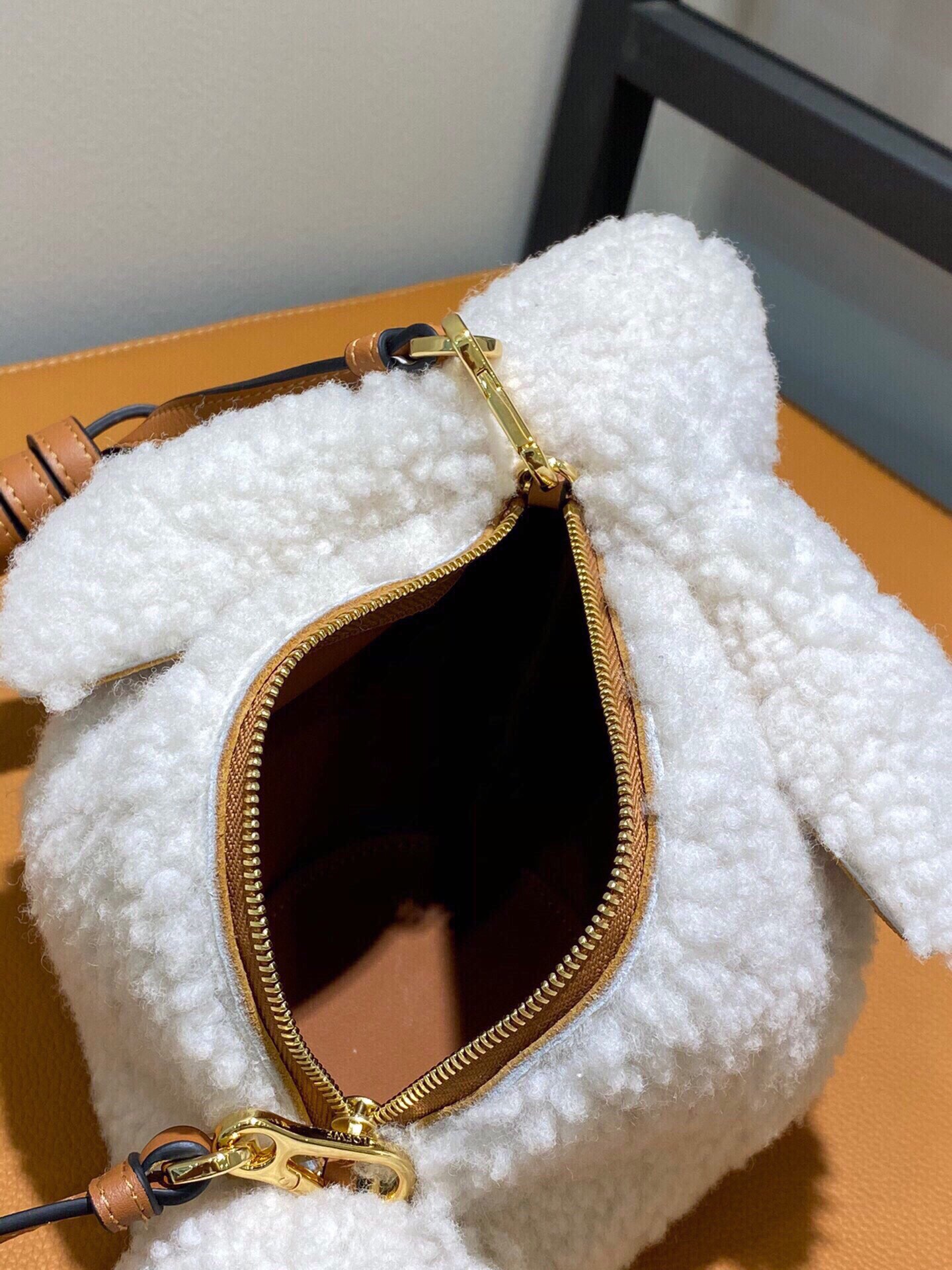 可愛い loewe バッグ激安通販 レザー 牛革 モフモフウサギバッグ 斜め掛けバッグ 66016 ホワイト_7