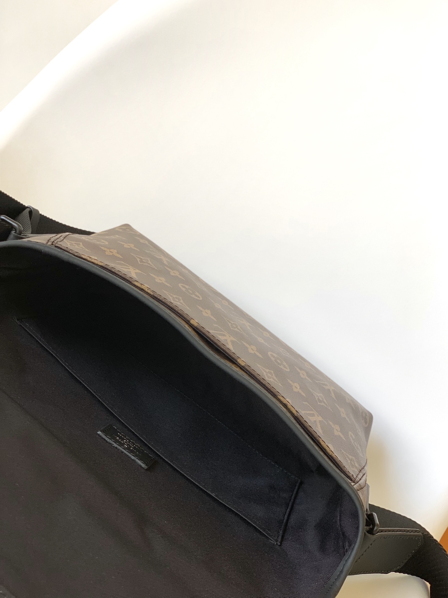 限定の人気アイテム ルイヴィトン 黒カバンスーパーコピー 柔らかい 斜め掛けバッグ M45557 ブラウン_6