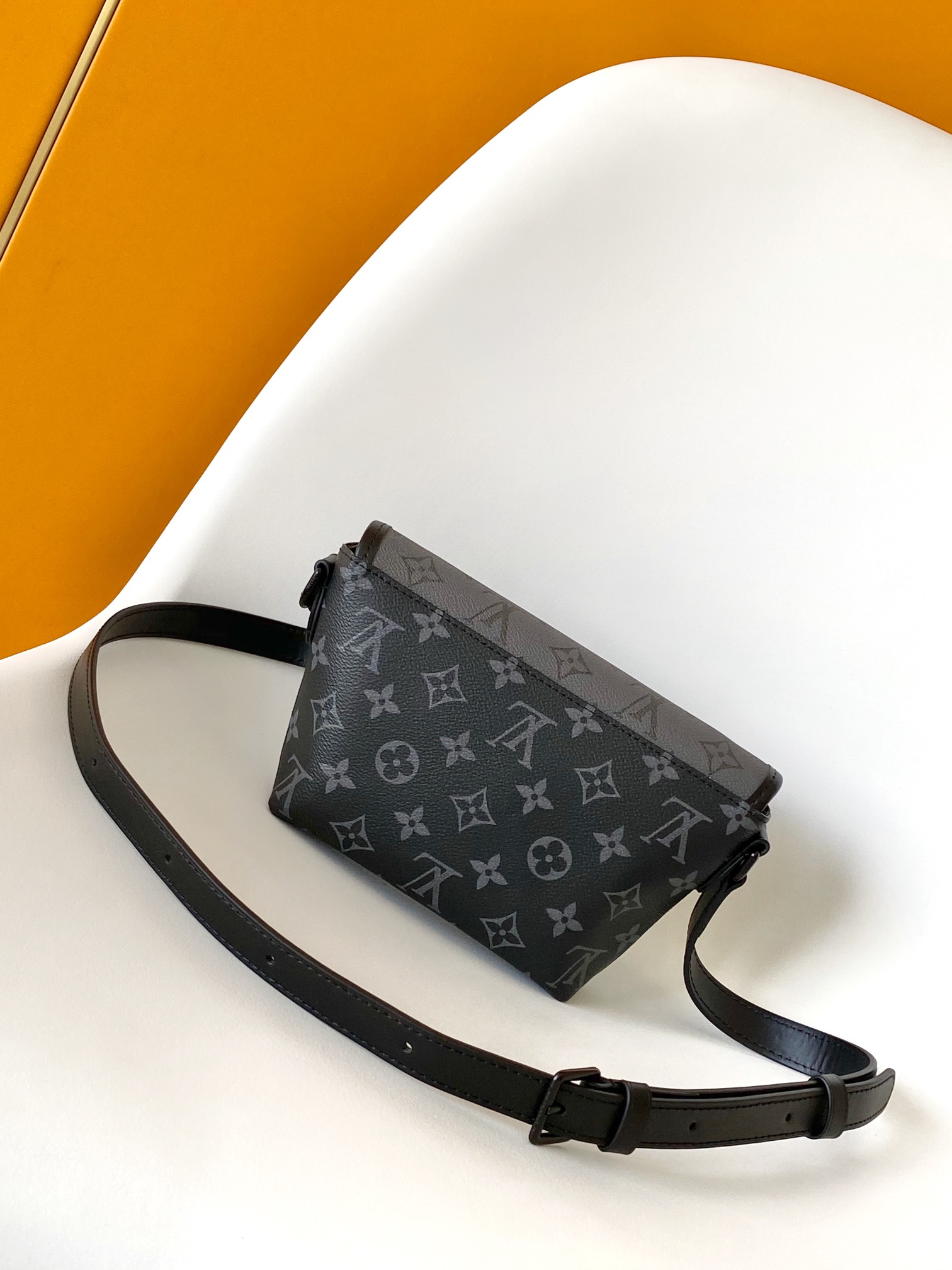 LV ヴィトン バッグ 黒偽物 レザー 精緻 柔らかい 斜め掛けバッグ 必需品 M12806 ブラック_2