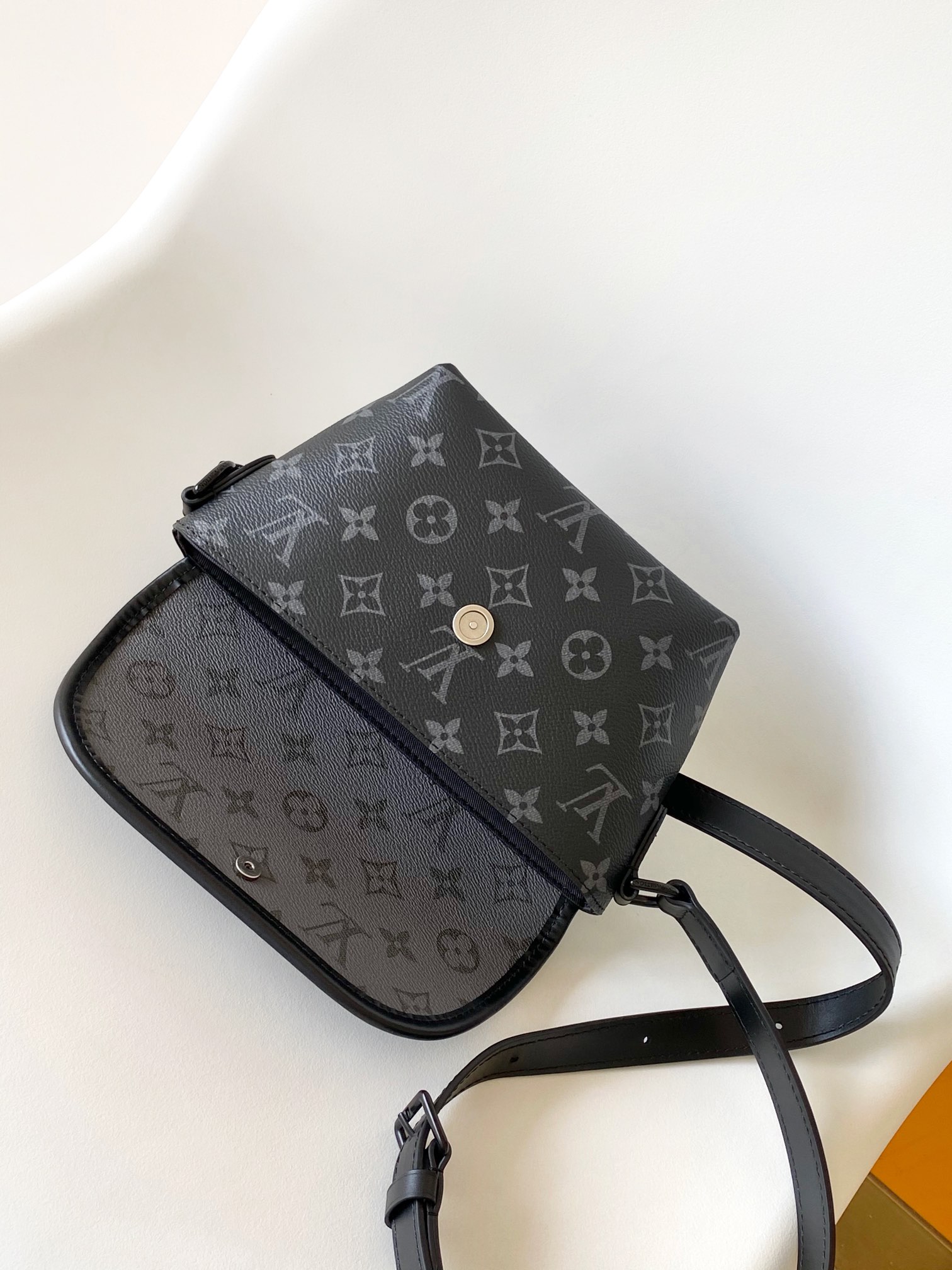 LV ヴィトン バッグ 黒偽物 レザー 精緻 柔らかい 斜め掛けバッグ 必需品 M12806 ブラック_3