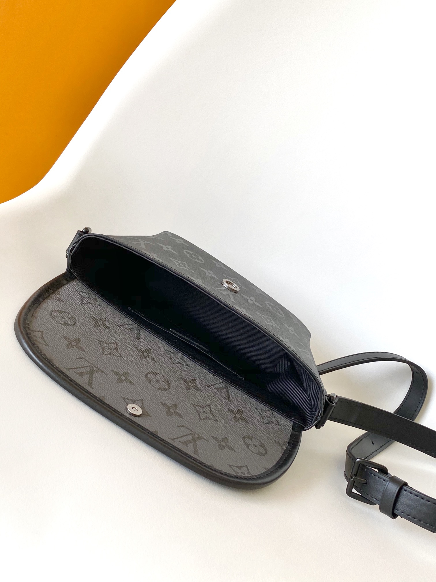 LV ヴィトン バッグ 黒偽物 レザー 精緻 柔らかい 斜め掛けバッグ 必需品 M12806 ブラック_4