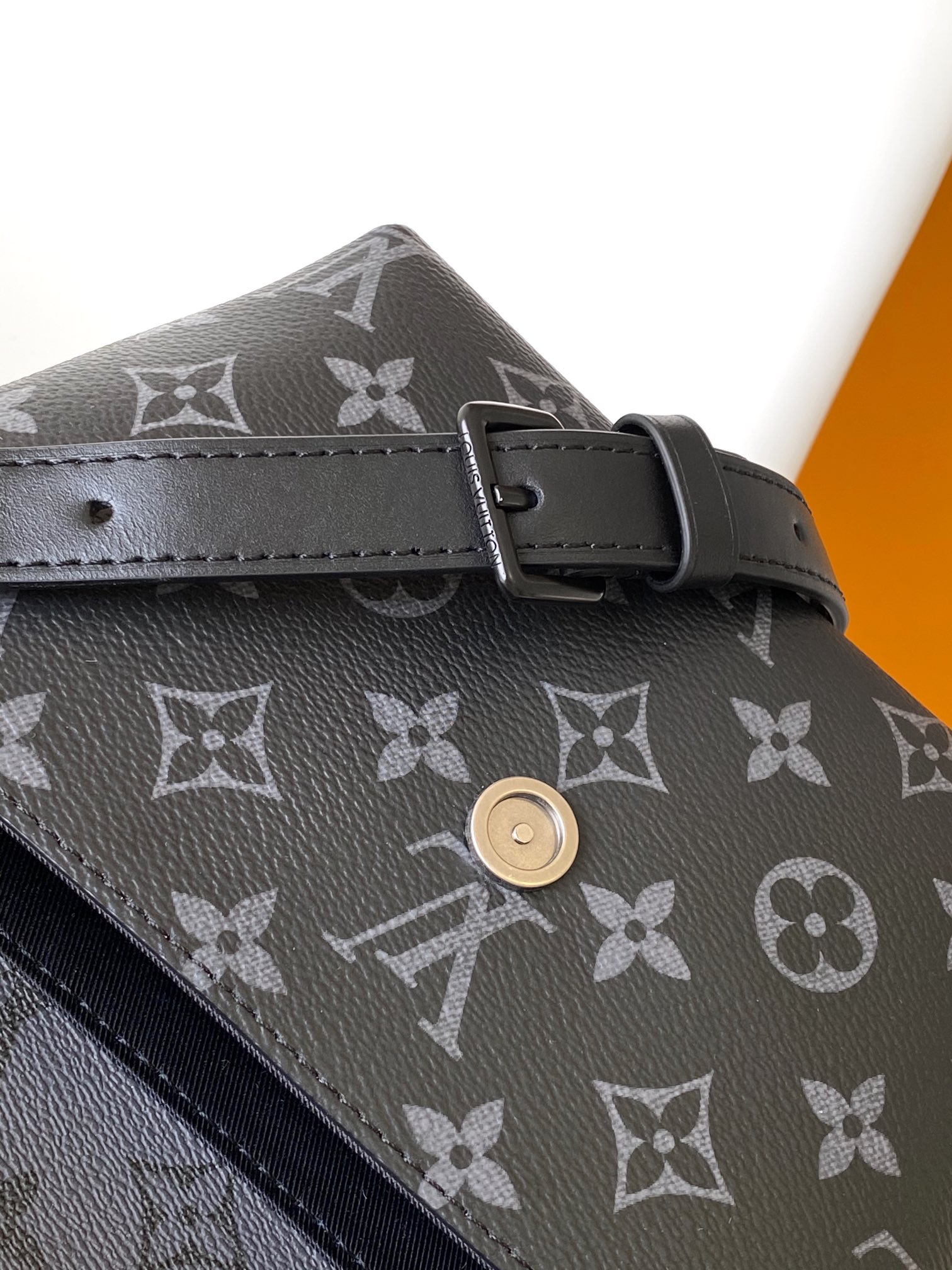 LV ヴィトン バッグ 黒偽物 レザー 精緻 柔らかい 斜め掛けバッグ 必需品 M12806 ブラック_7