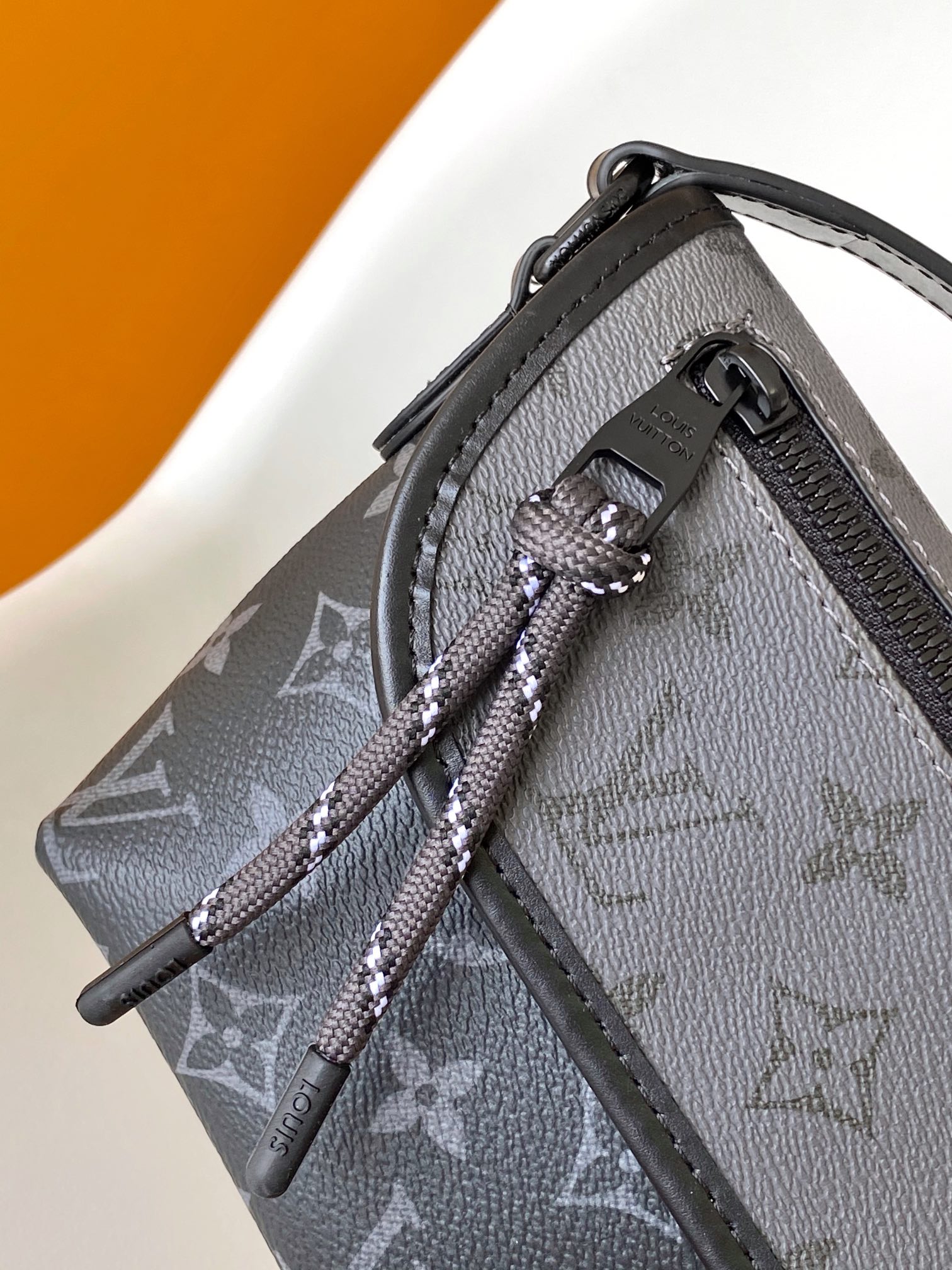LV ヴィトン バッグ 黒偽物 レザー 精緻 柔らかい 斜め掛けバッグ 必需品 M12806 ブラック_5