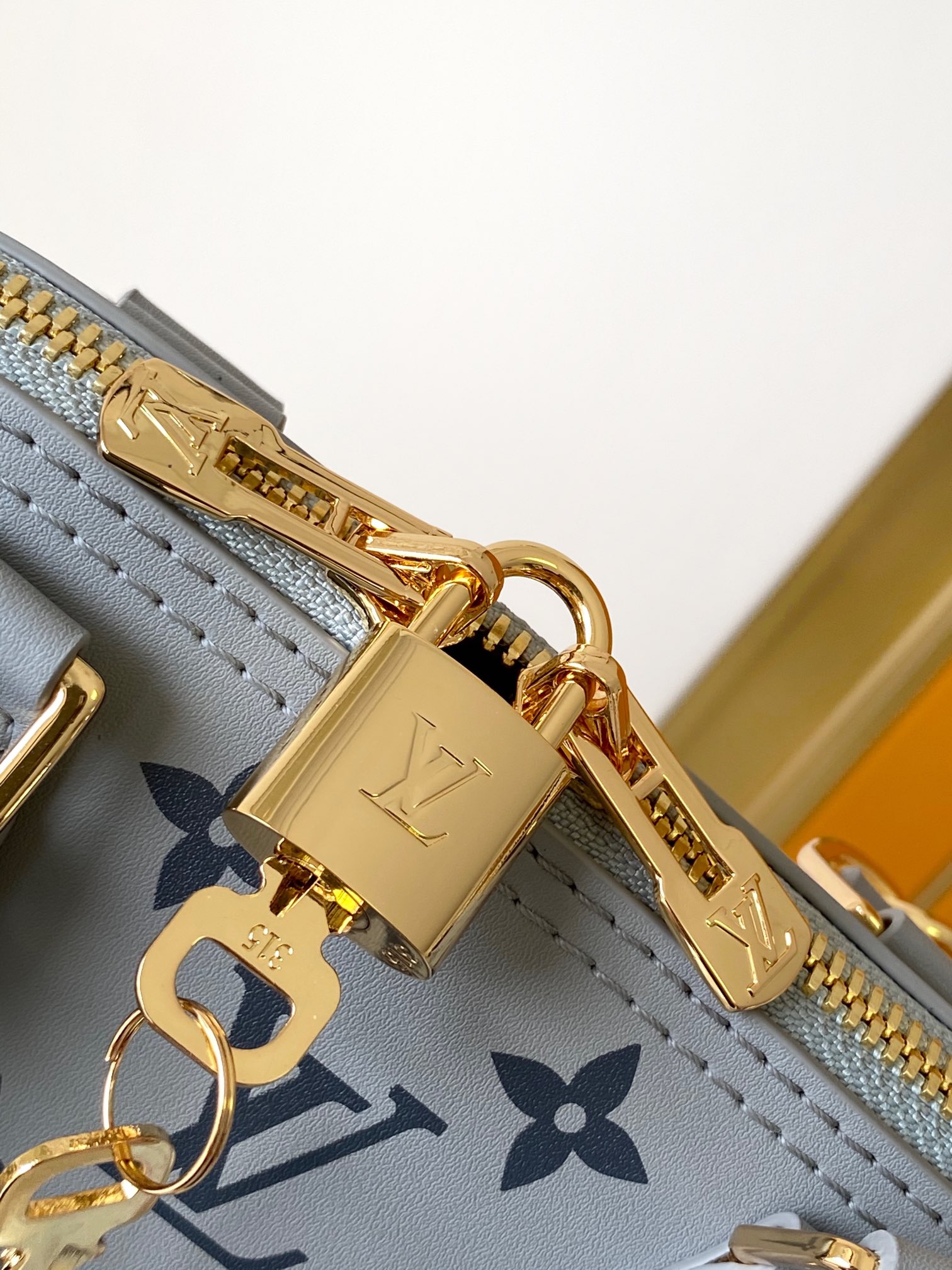 LV ヴィトン バッグ ケアコピー レザー 精緻 ハンドバッグ 柔らかい 斜め掛けバッグ M12561 グレー_8