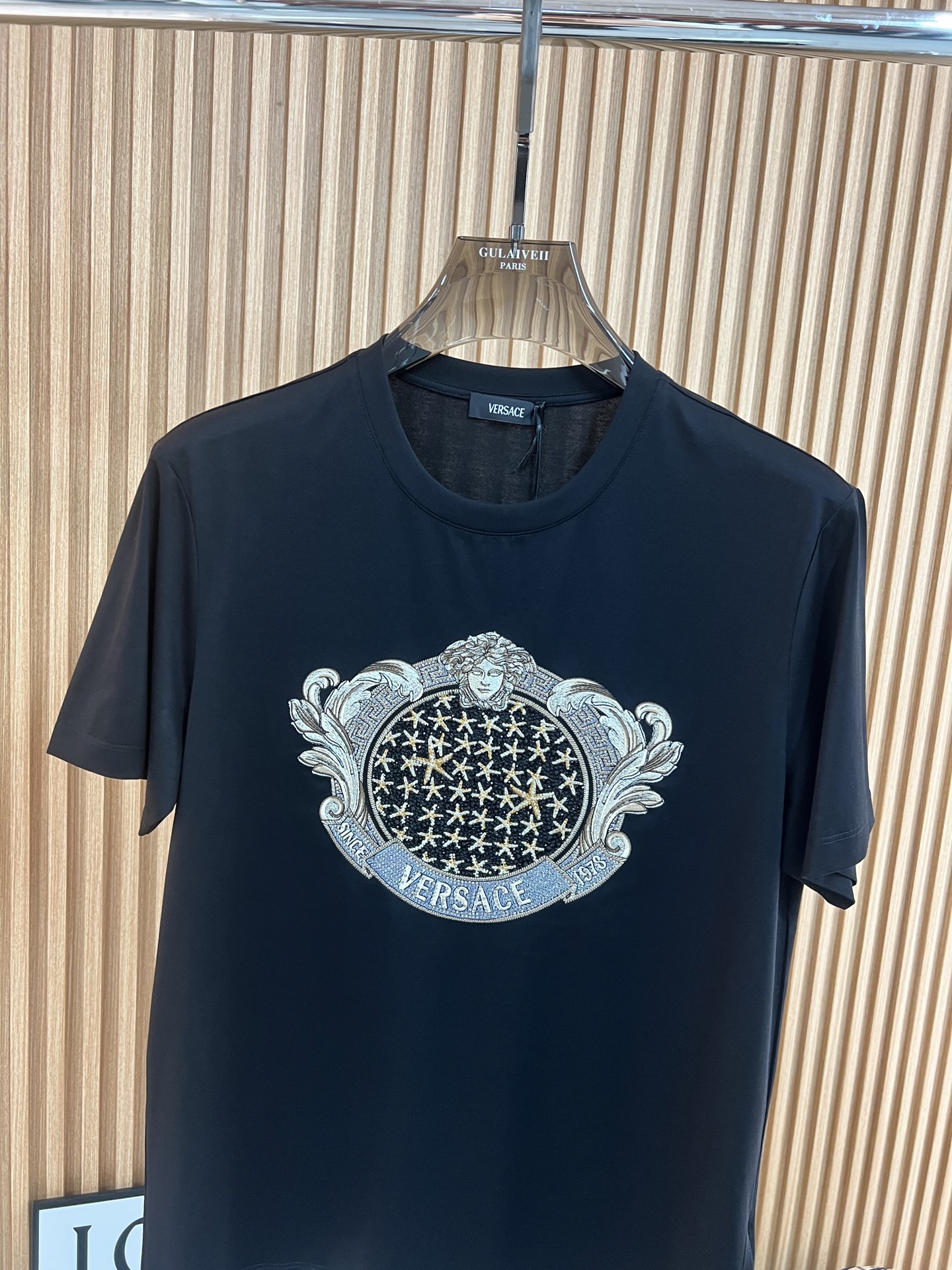 特別価格 ヴェルサーチェ 服スーパーコピー トップス 綿100% 半袖Tシャツ プリント ブラック_2