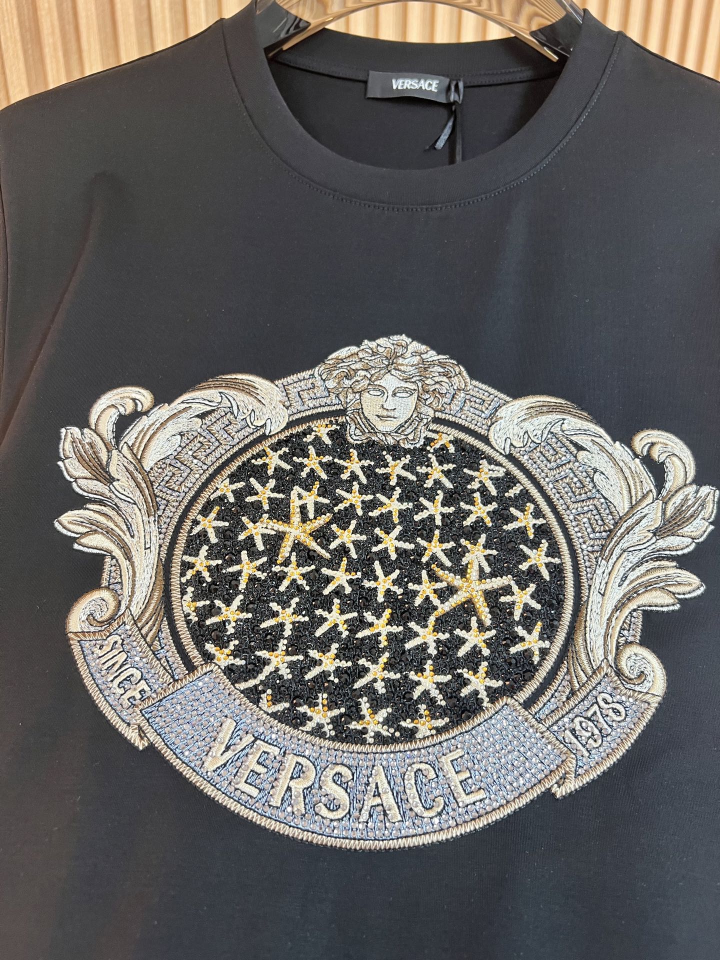 特別価格 ヴェルサーチェ 服スーパーコピー トップス 綿100% 半袖Tシャツ プリント ブラック_4