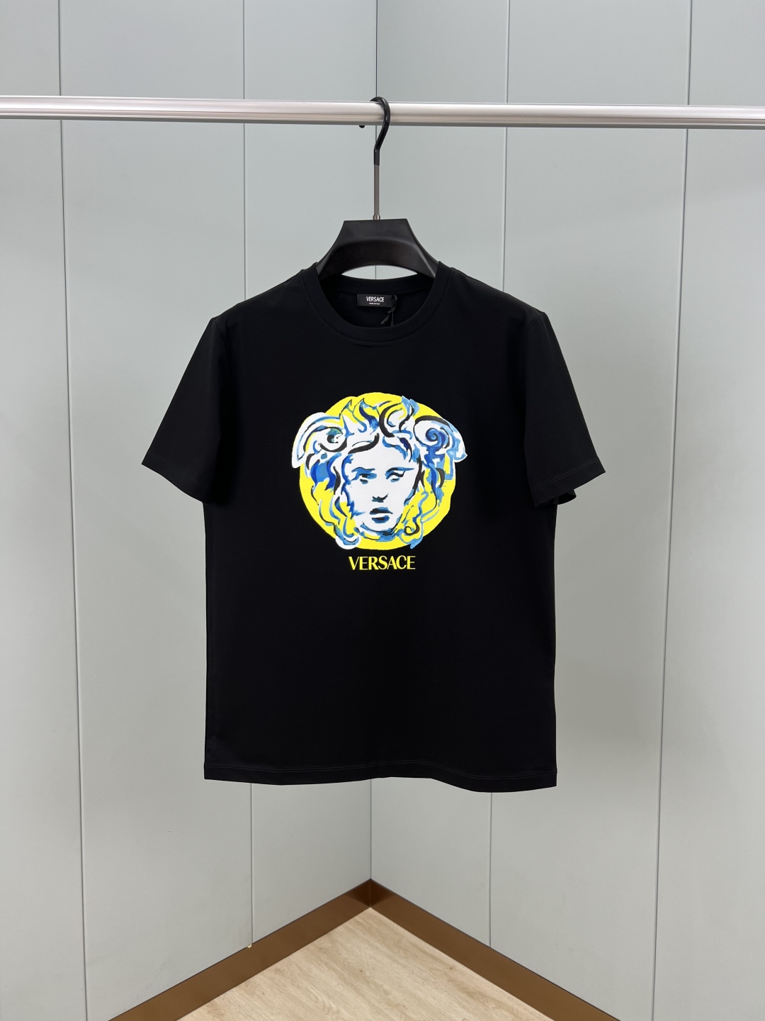 春夏新作 ヴェルサーチ 半袖シャツ偽物 トップス 綿100% 半袖Tシャツ プリント ブラック_1