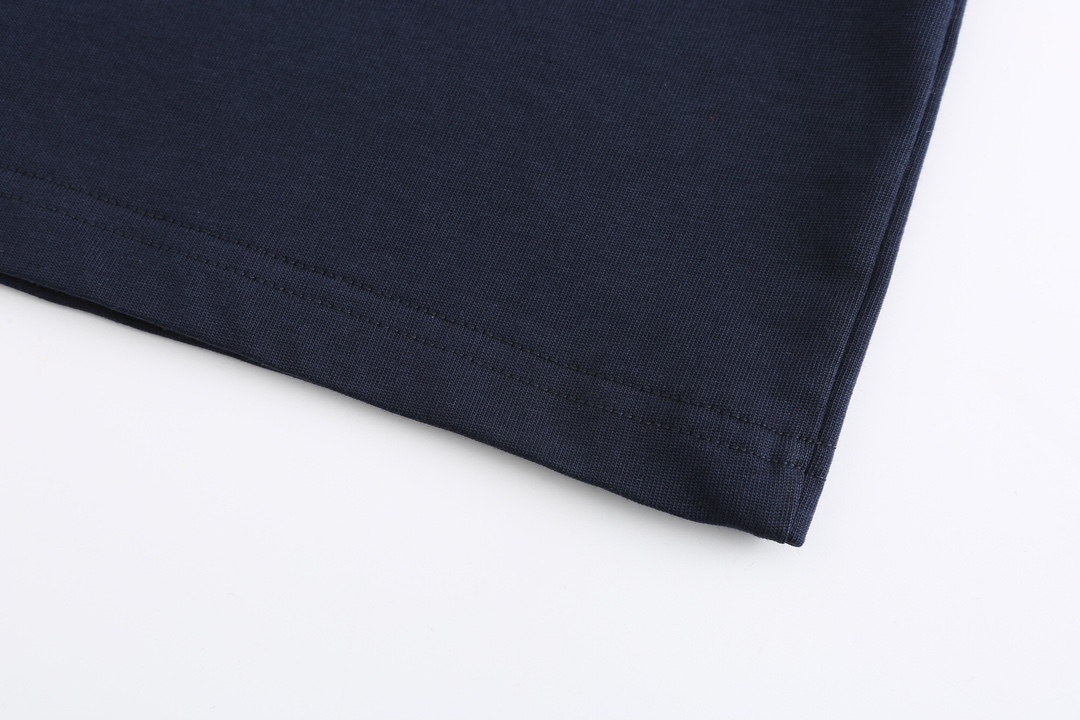 華やかな雰囲気 ヴェルサーチtシャツメンズコピー トップス 綿100% 半袖Tシャツ プリント ブラック_3