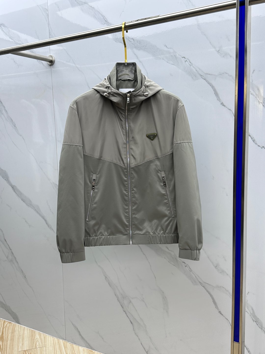 魅力的な prada ジャケット nissyコピー  アウター 防風 トップス フード付き メンズ 軽量 登山 グレー_1
