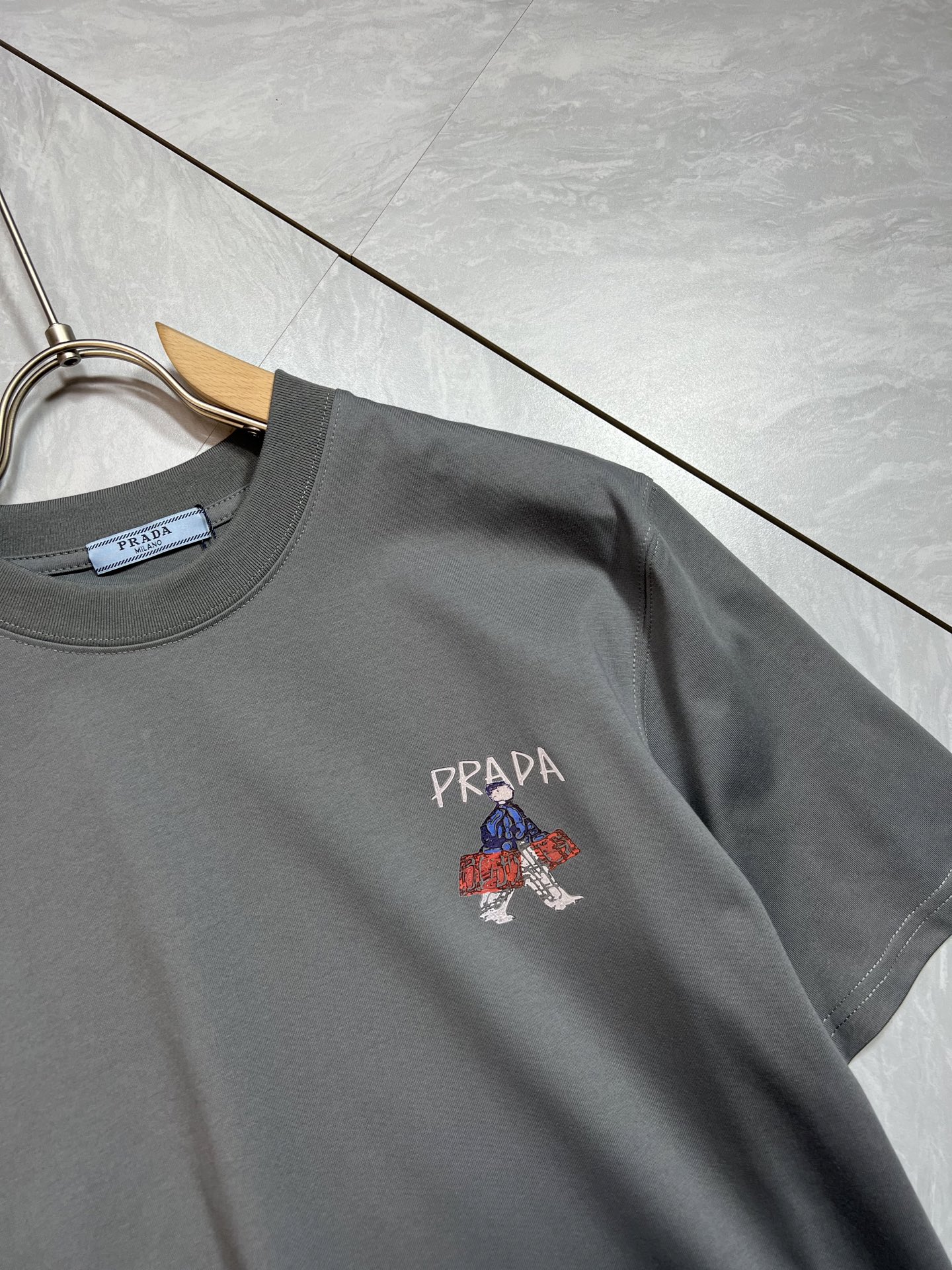 prada ティー シャツ激安通販 トップス 短袖Ｔシャツ 柔らかい 純綿 プリント 上質商品 グレー_3