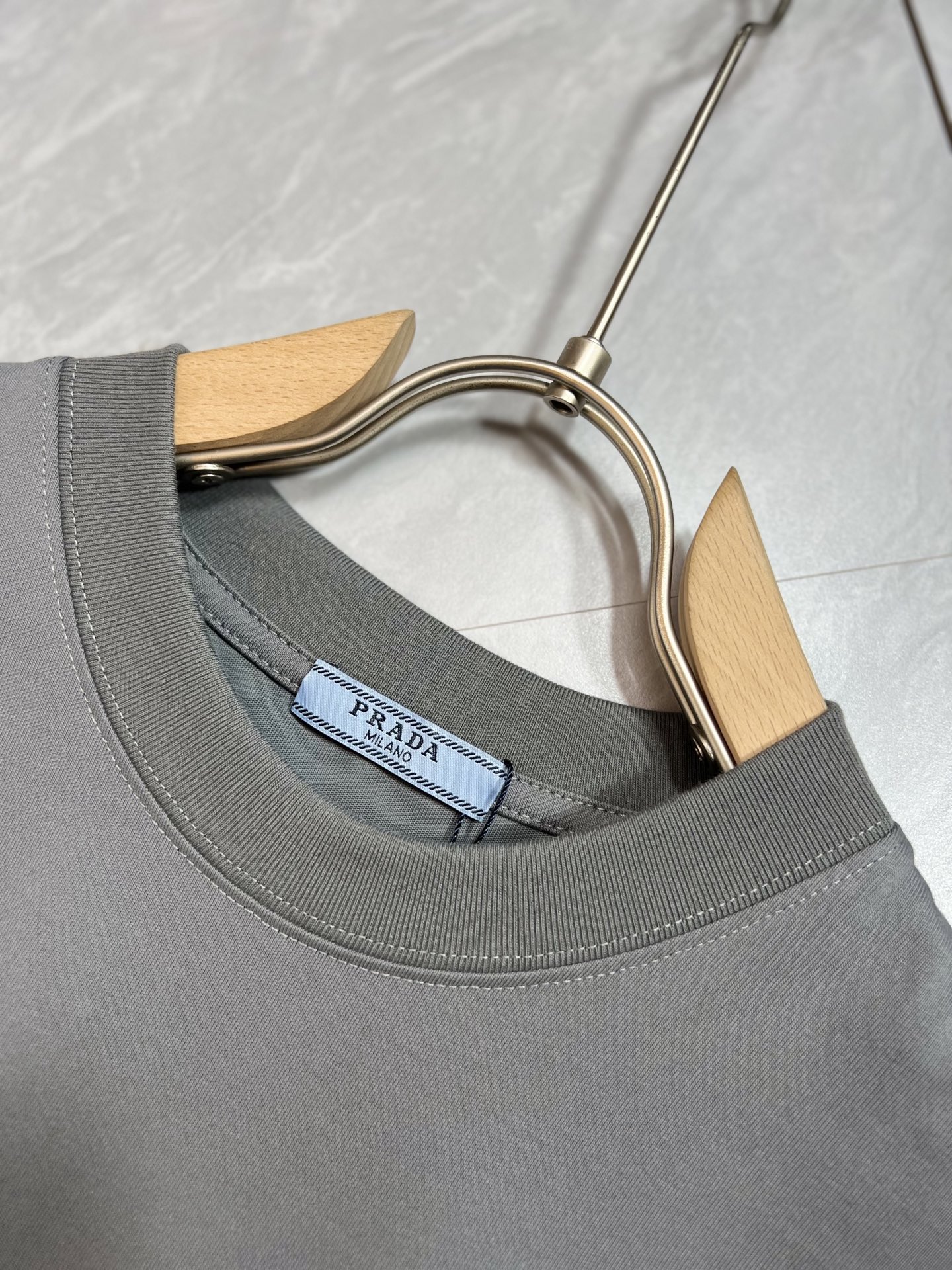 prada ティー シャツ激安通販 トップス 短袖Ｔシャツ 柔らかい 純綿 プリント 上質商品 グレー_4