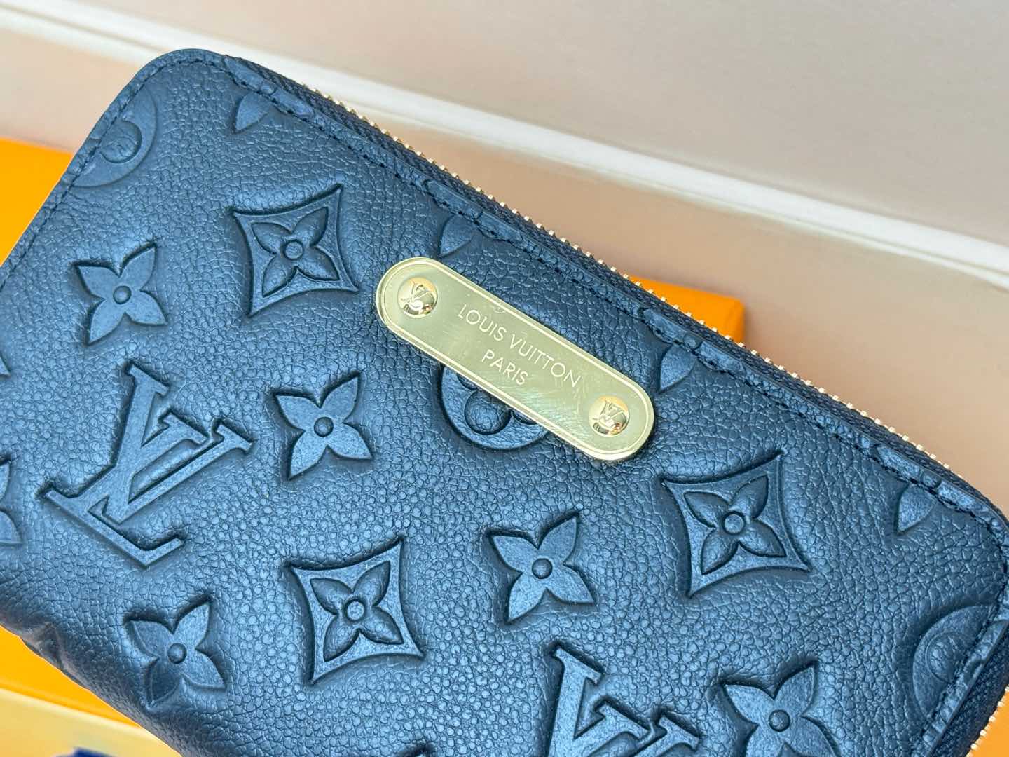目を引く存在感 ルイヴィトン財布 カプシーヌ偽物 牛革 レザー ロング  上質な素材 M12425 ブラック_5