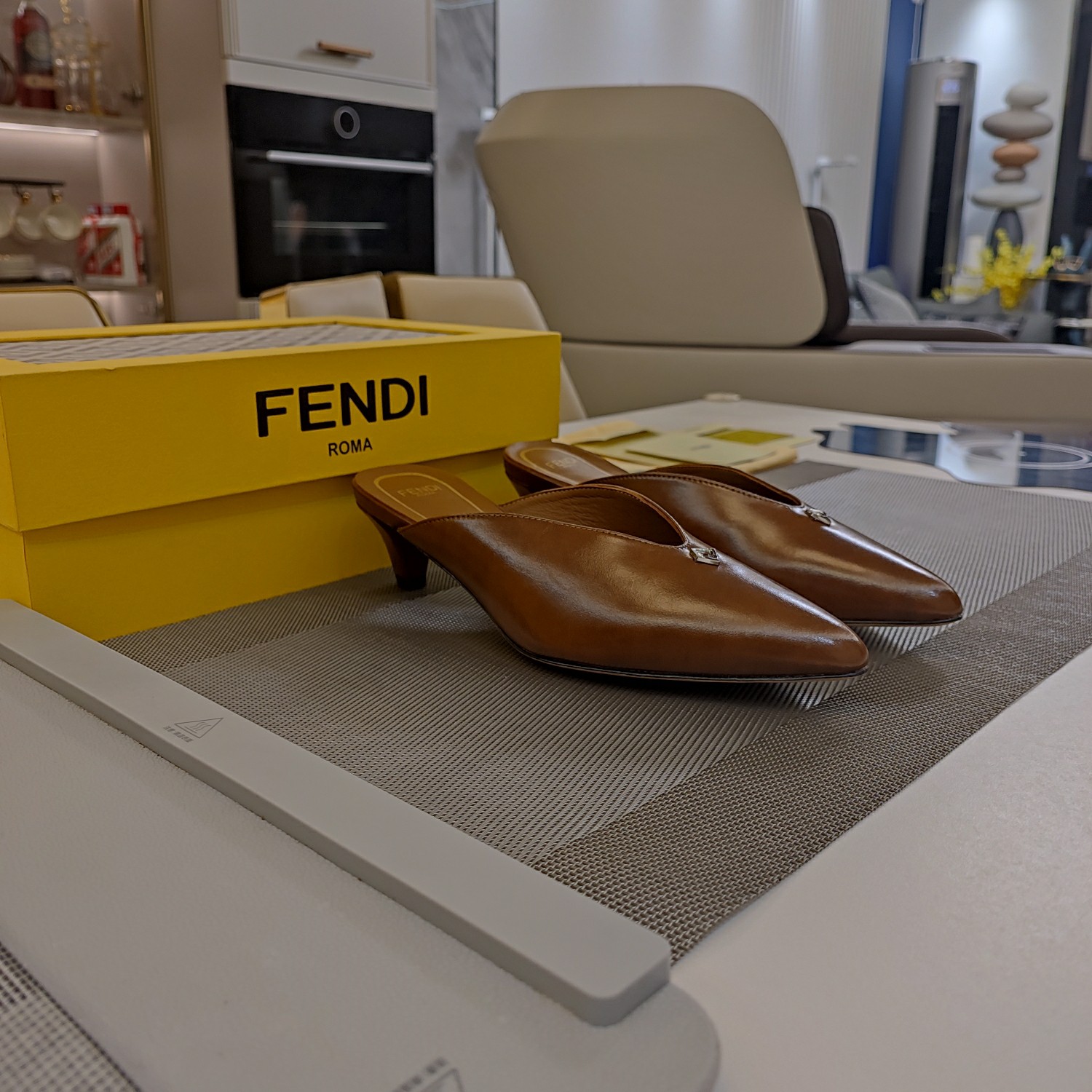華やかな雰囲気 フェンディサンダルコピー ヒール4.5cm レザー 優雅レディ ブラウン_3