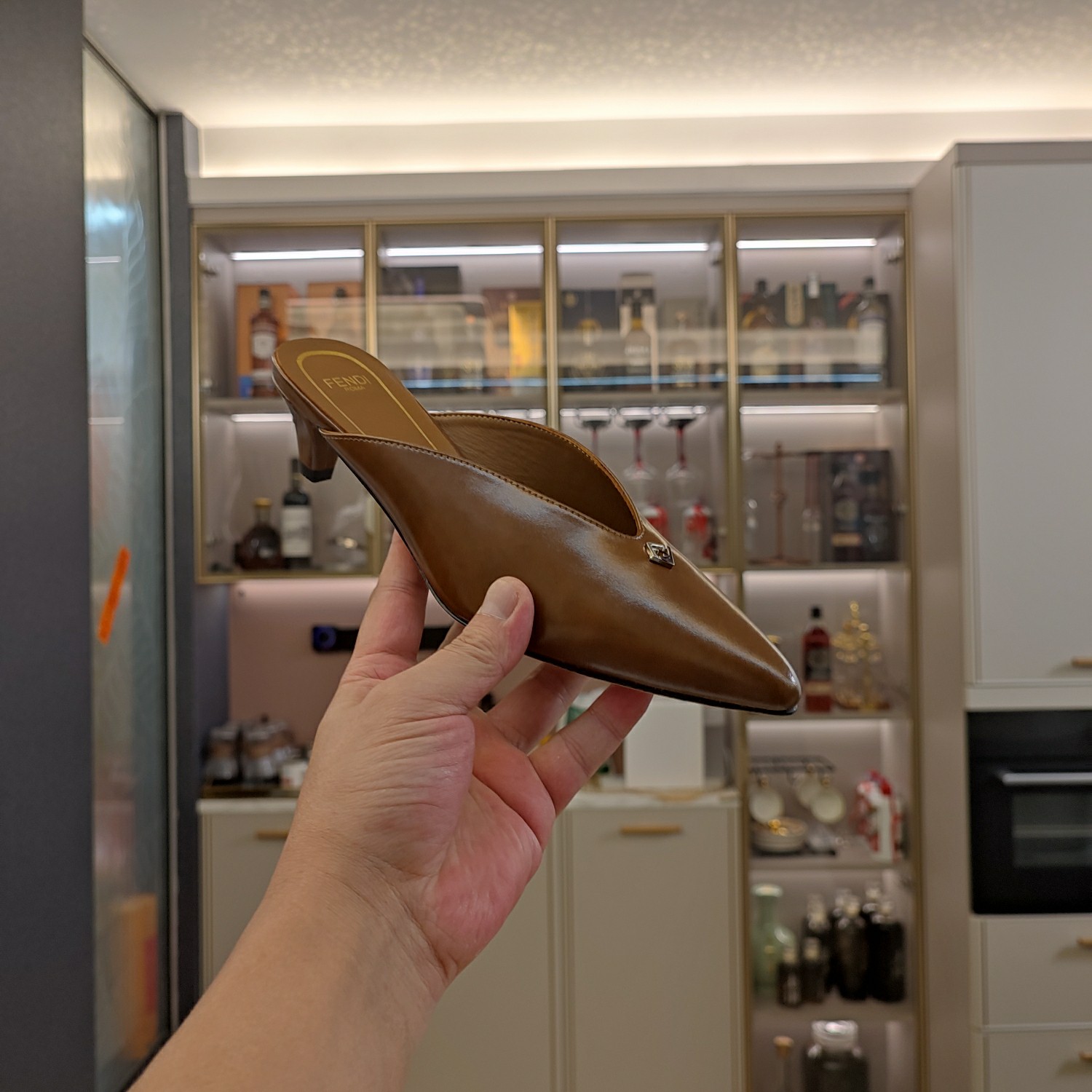 華やかな雰囲気 フェンディサンダルコピー ヒール4.5cm レザー 優雅レディ ブラウン_9