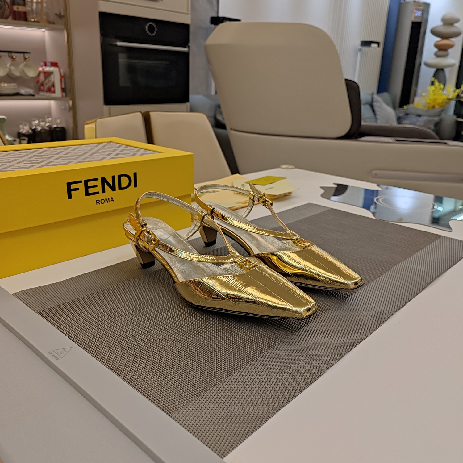 人気新作アイテム fendi シューズコピー ヒール4cm レザー 優雅レディ パップス ゴールド_3
