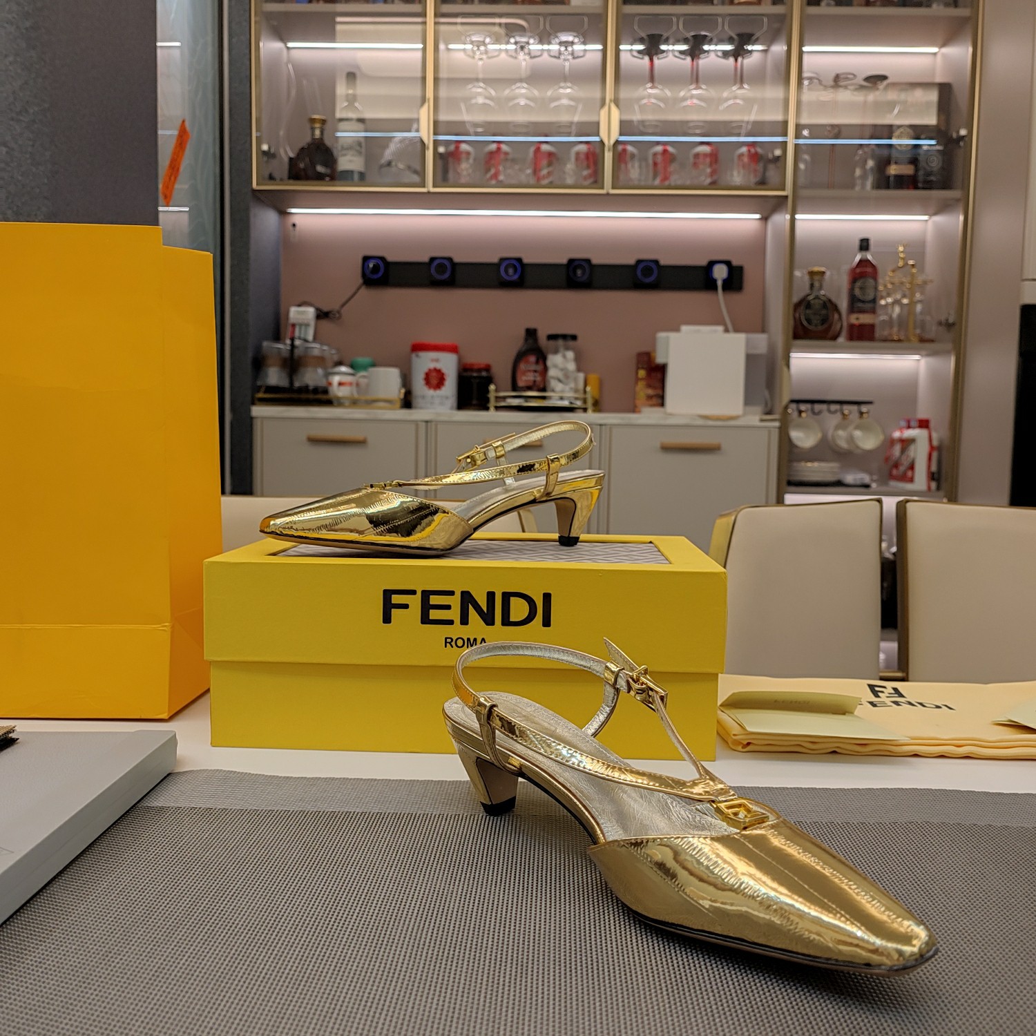 人気新作アイテム fendi シューズコピー ヒール4cm レザー 優雅レディ パップス ゴールド_4