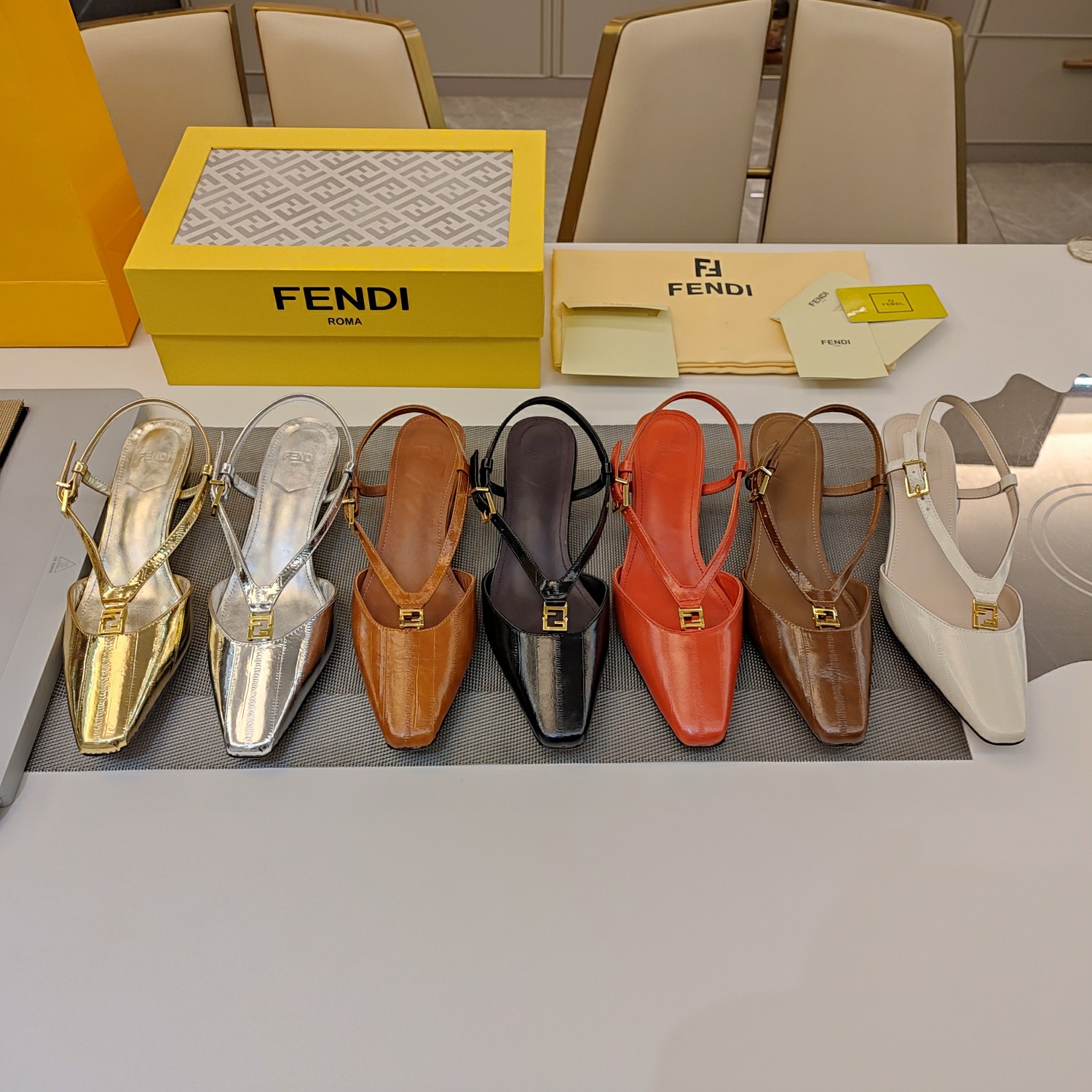 人気新作アイテム fendi シューズコピー ヒール4cm レザー 優雅レディ パップス ゴールド_9