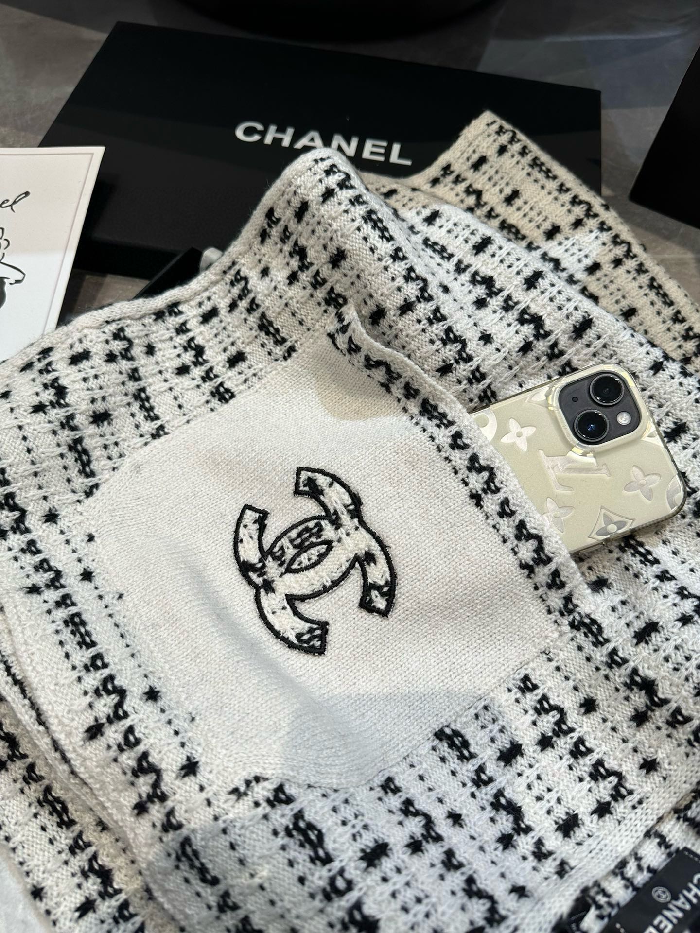 シャネル スカーフ ブログ偽物 優雅 カシミヤ ファッション 柔軟 暖かい シンプル ホワイト_6