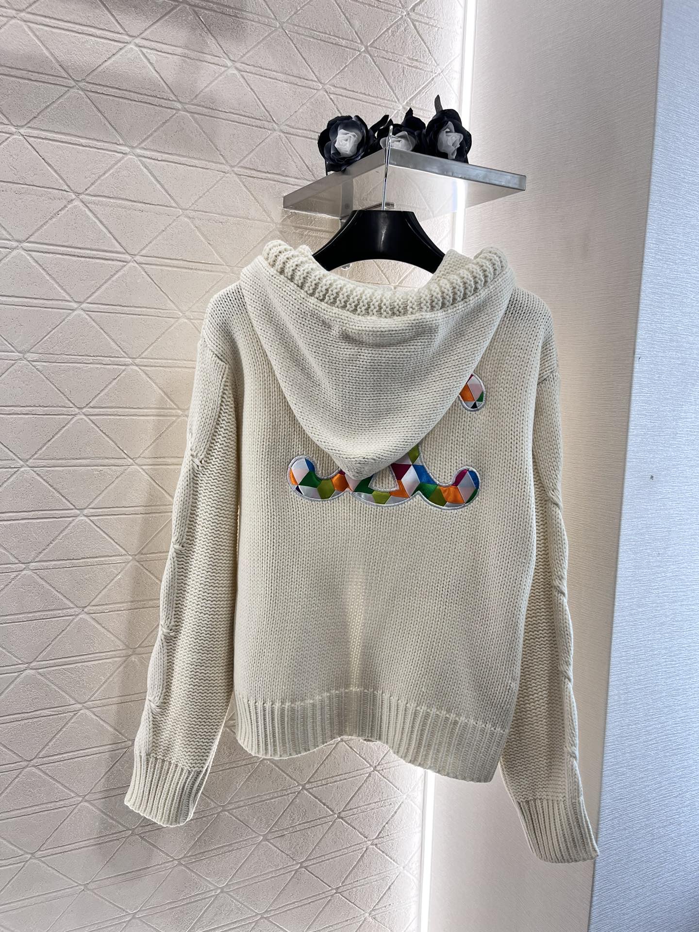 chanel セータースーパーコピー アウター ロゴ刺繍 ニット フード付き 柔軟 暖かい ホワイト_5