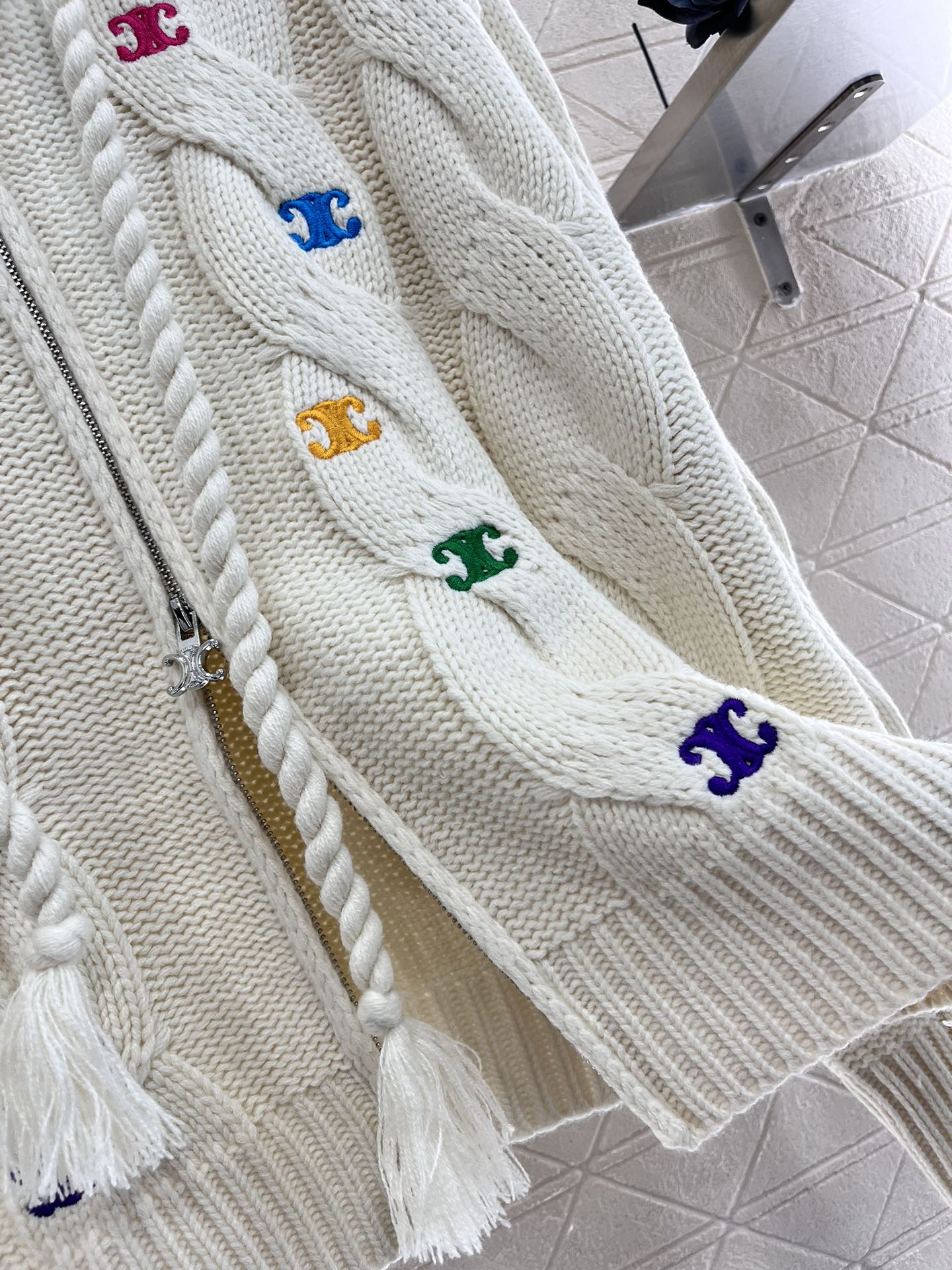 chanel セータースーパーコピー アウター ロゴ刺繍 ニット フード付き 柔軟 暖かい ホワイト_8