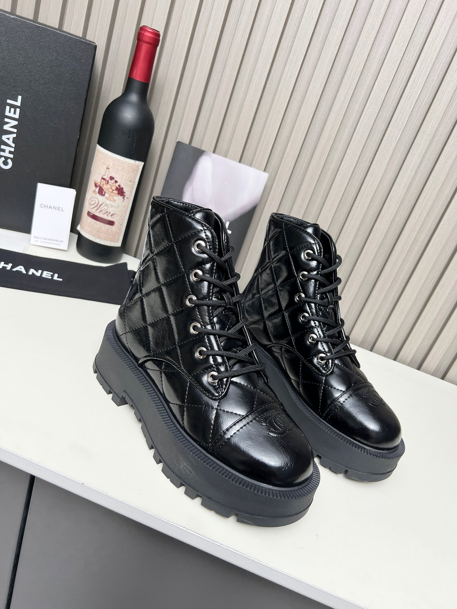 爆買いで大得価のシャネルシューズサイズコピー 厚底 ハイカット ブーツ 防寒 レザー ブラック_1