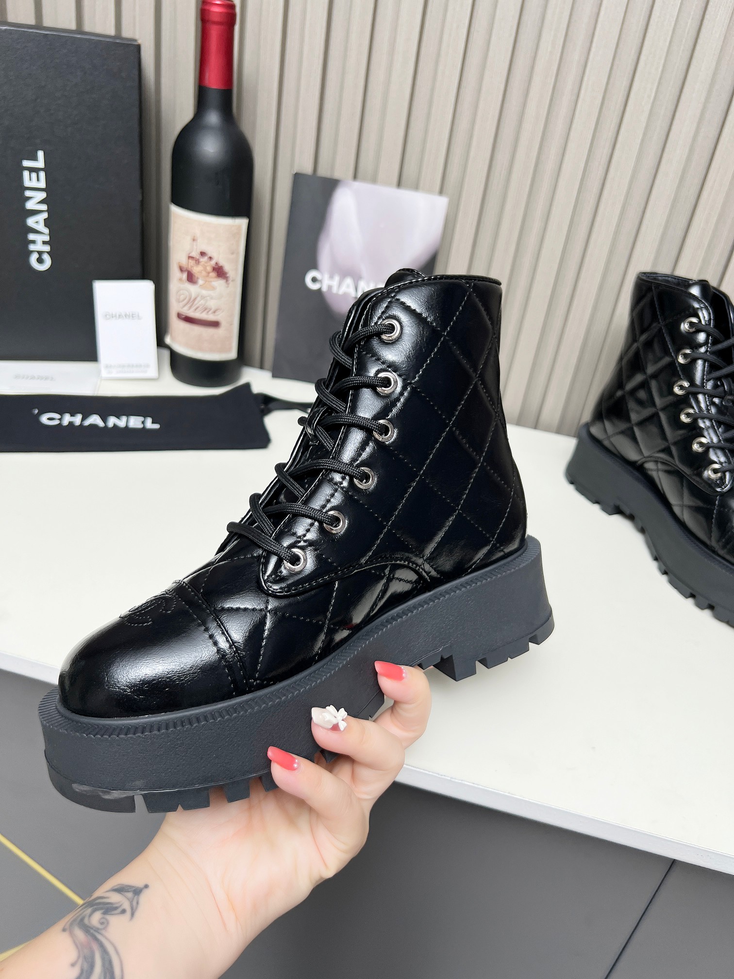 爆買いで大得価のシャネルシューズサイズコピー 厚底 ハイカット ブーツ 防寒 レザー ブラック_3