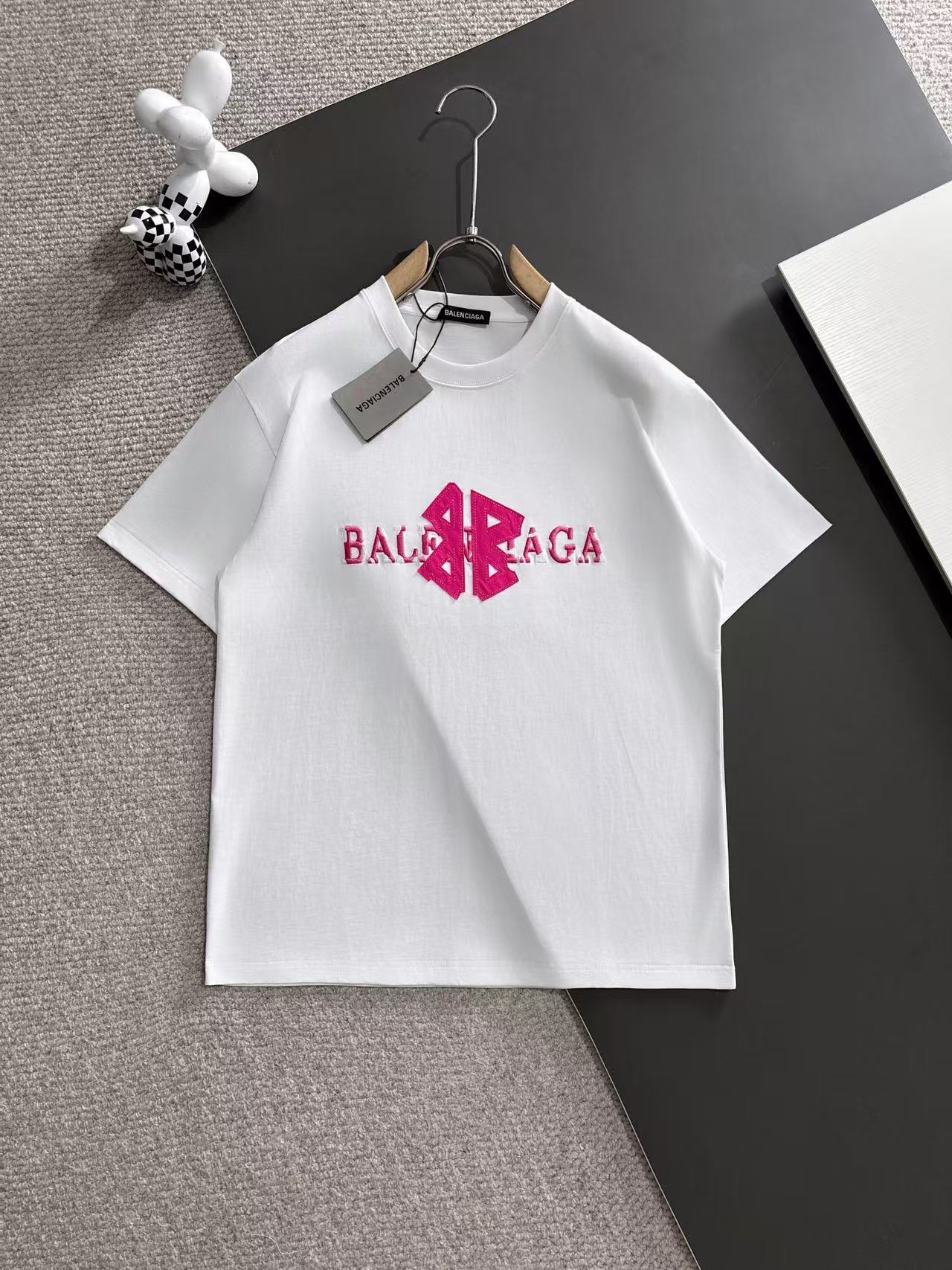 超激得の新品 バレンシアガ 略してスーパーコピー プリント 100％綿 短袖tシャツ ゆったり ホワイト_1