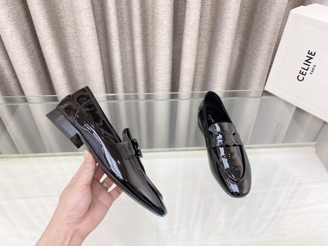 セリーヌ 靴 新作スーパーコピー 歩きやすい モカシン 本革 レザー 快適 ローファー ブラック_3