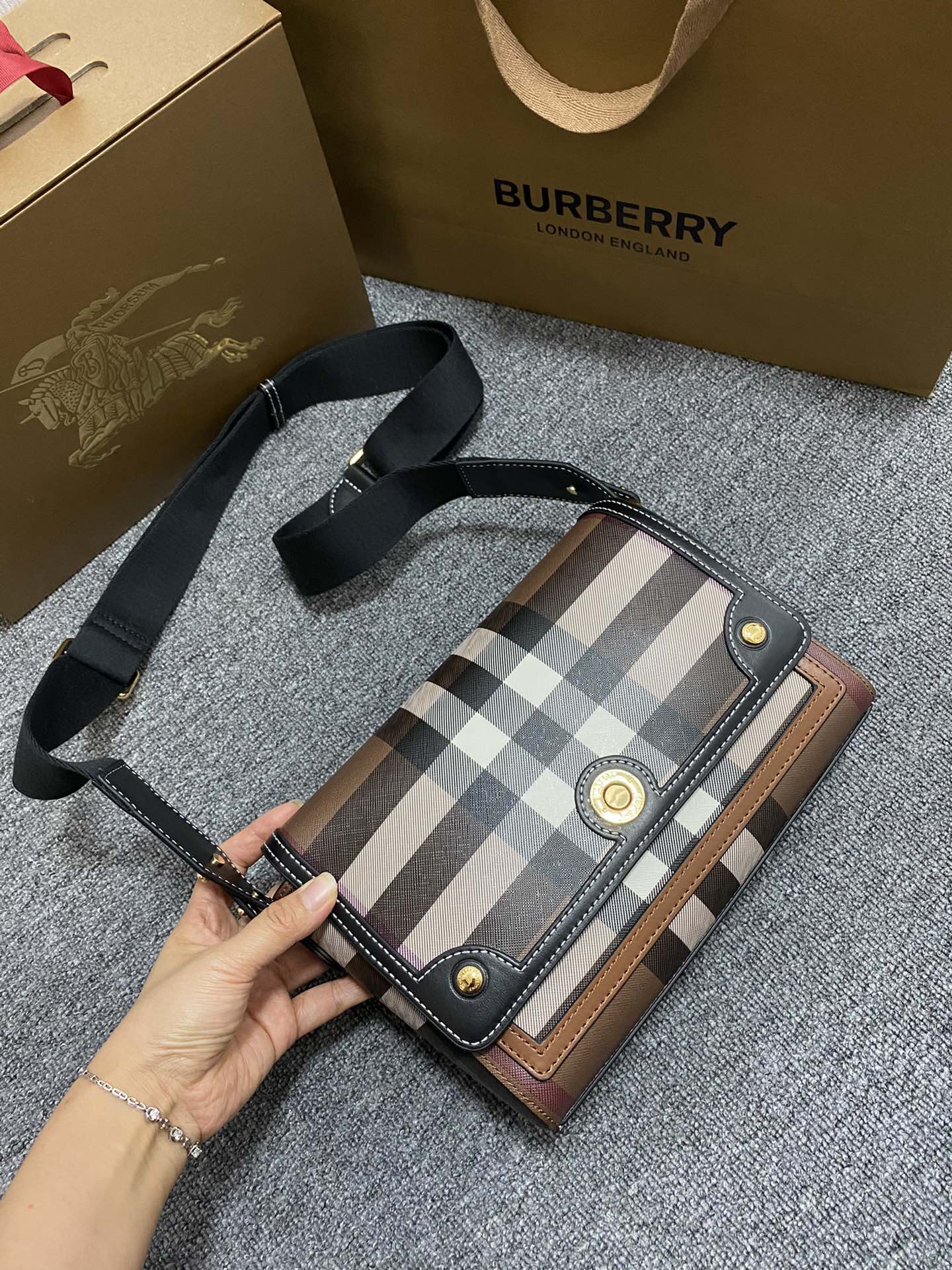 バーバリー ミニ バッグスーパーコピー 斜め掛けバッグ 本革 レザー 手持ち ブラウン_1