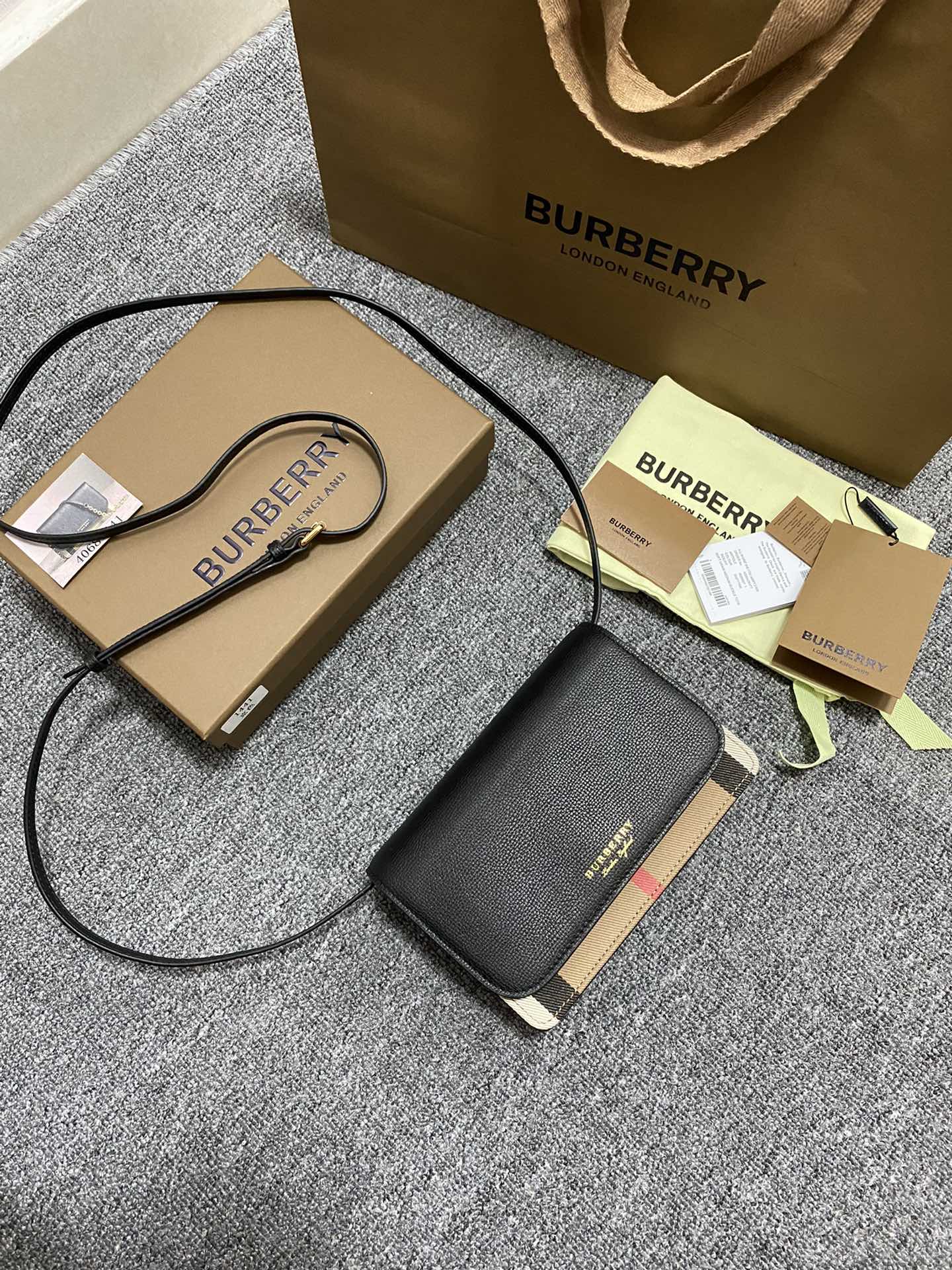 高品質なミニ バーバリー トート偽物 シンプル 柔軟 斜め掛けバッグ 本革 レザー ブラウン_1